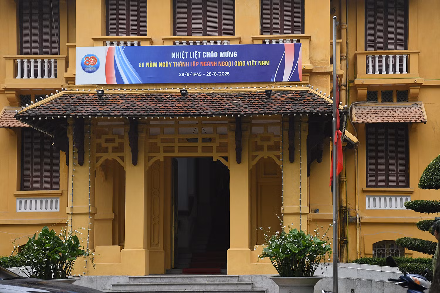 Trong thời gian này, tại Thủ đô Hà Nội, các cơ quan và công sở đồng loạt treo cờ rủ và dừng các hoạt động vui chơi, giải trí công cộng. Trong thời gian này, tại Thủ đô Hà Nội, các cơ quan và công sở đồng loạt treo cờ rủ và dừng các hoạt động vui chơi, giải trí công cộng.