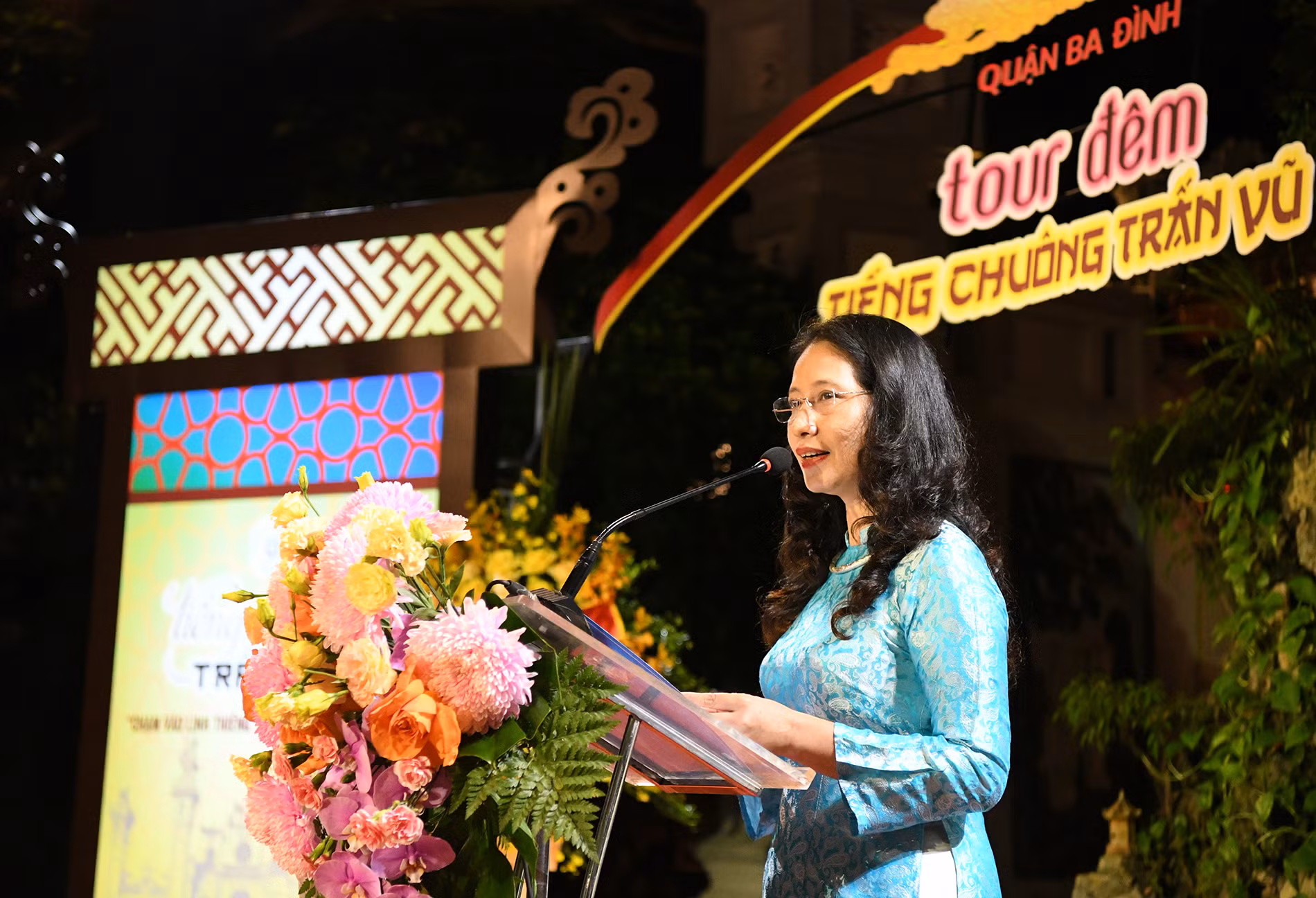 Bà Lê Thị Khanh, Quận ủy viên, Trưởng Phòng Văn hóa, Khoa học và Thông tin quận Ba Đình, khai mạc sự kiện, nhấn mạnh: Đền Quán Thánh không chỉ là một trong Tứ trấn linh thiêng của Thăng Long-Hà Nội, mà còn là nơi lưu giữ hồn cốt văn hóa ngàn năm của Thủ đô. Với tour đêm ‘Tiếng chuông Trấn Vũ’, chúng tôi mong muốn đánh thức những lớp trầm tích văn hóa, đưa di tích sống dậy trong đời sống đương đại. Đây không chỉ là sản phẩm du lịch mà là hành trình trải nghiệm cảm xúc, chạm sâu vào chiều sâu văn hóa, kết nối truyền thống với hiện đại.