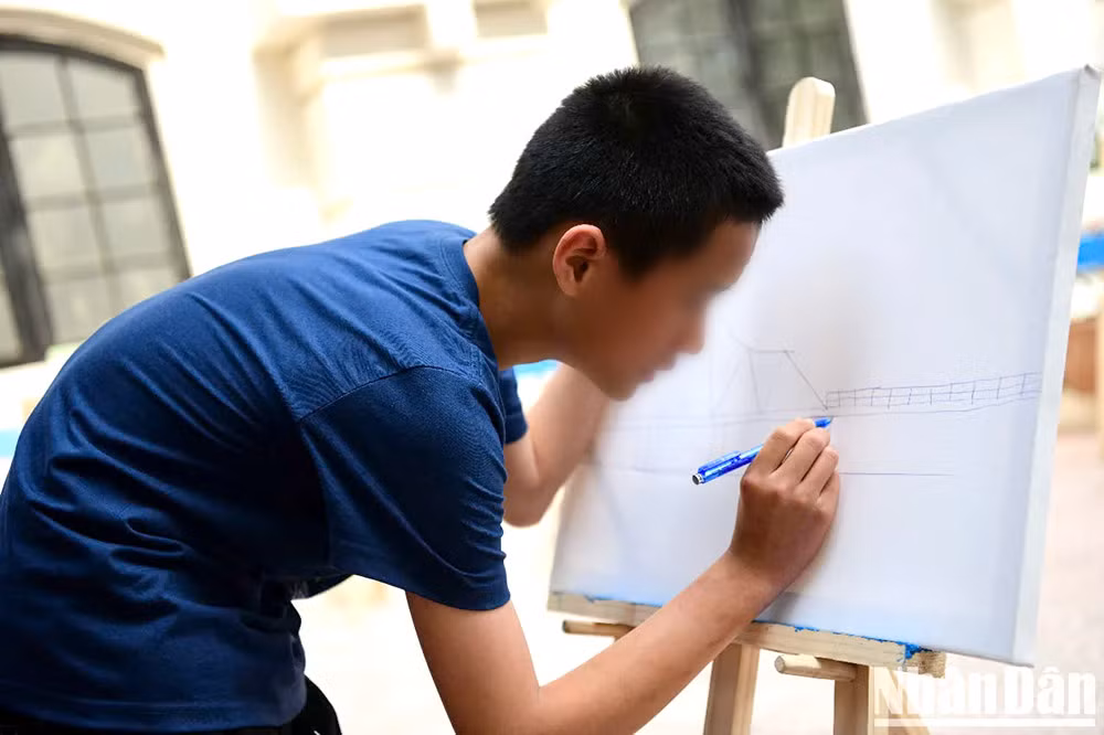 Em Tạ Đức Bảo Nam, 14 tuổi, tại Hà Nội là một cậu bé mắc chứng bệnh tự kỷ. Với 115 bức tranh vẽ các cây cầu, những bức tranh đã trở thành cầu nối chạm đến trái tim hàng nghìn người. Đằng sau hành trình ấy là tình yêu thương của các cô giáo chăm sóc bé Nam và sự sẻ chia từ cộng đồng. Em Tạ Đức Bảo Nam, 14 tuổi, tại Hà Nội là một cậu bé mắc chứng bệnh tự kỷ. Với 115 bức tranh vẽ các cây cầu, những bức tranh đã trở thành cầu nối chạm đến trái tim hàng nghìn người. Đằng sau hành trình ấy là tình yêu thương của các cô giáo chăm sóc bé Nam và sự sẻ chia từ cộng đồng.