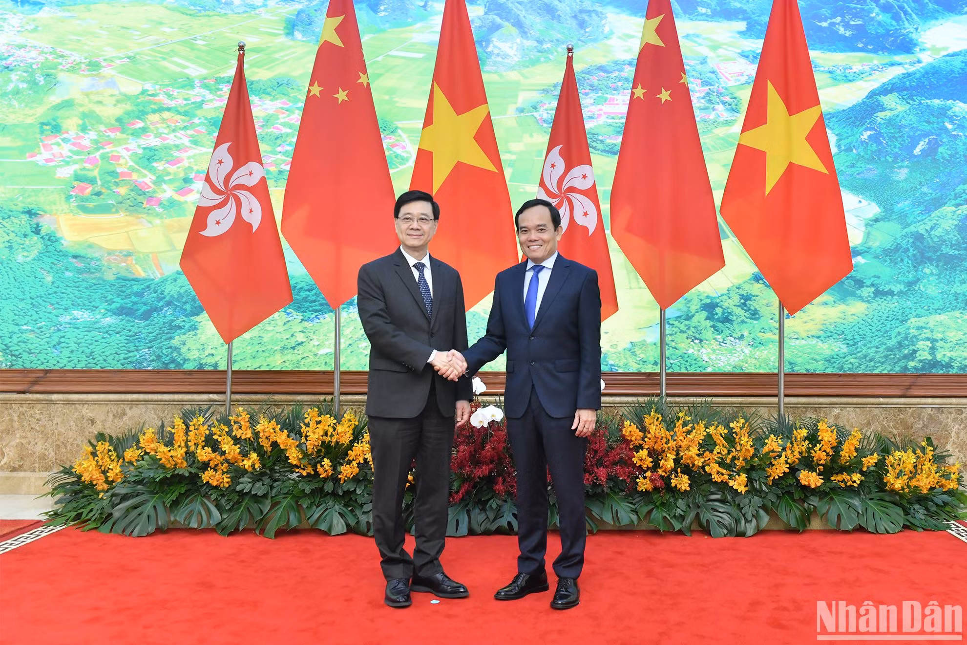 Phó Thủ tướng Trần Lưu Quang với Trưởng Khu hành chính đặc biệt Hồng Kông (Trung Quốc) Lý Gia Siêu.