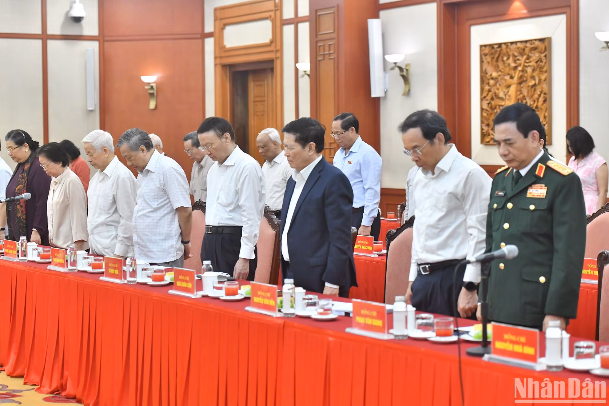 Các đại biểu dành một phút mặc niệm cố Tổng Bí thư Nguyễn Phú Trọng. Các đại biểu dành một phút mặc niệm cố Tổng Bí thư Nguyễn Phú Trọng.