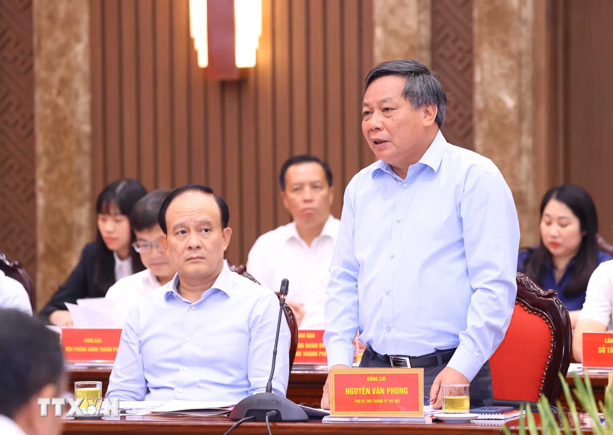 Phó Bí thư Thành ủy Hà Nội Nguyễn Văn Phong báo cáo tại buổi làm việc.