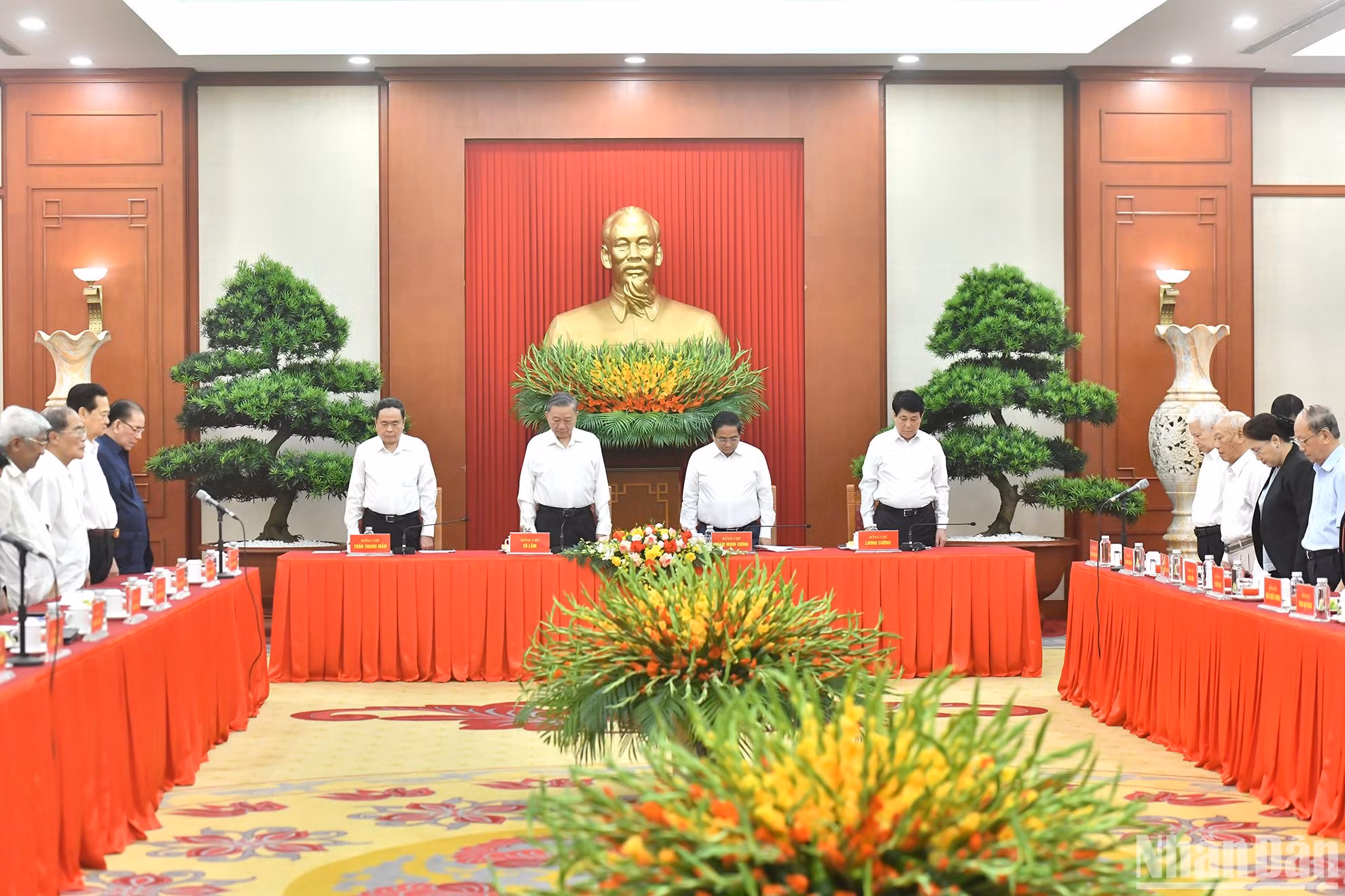 Tổng Bí thư, Chủ tịch nước Tô Lâm và các đồng chí Lãnh đạo Đảng, Nhà nước, các đại biểu dành một phút mặc niệm cố Tổng Bí thư Nguyễn Phú Trọng. Tổng Bí thư, Chủ tịch nước Tô Lâm và các đồng chí Lãnh đạo Đảng, Nhà nước, các đại biểu dành một phút mặc niệm cố Tổng Bí thư Nguyễn Phú Trọng.