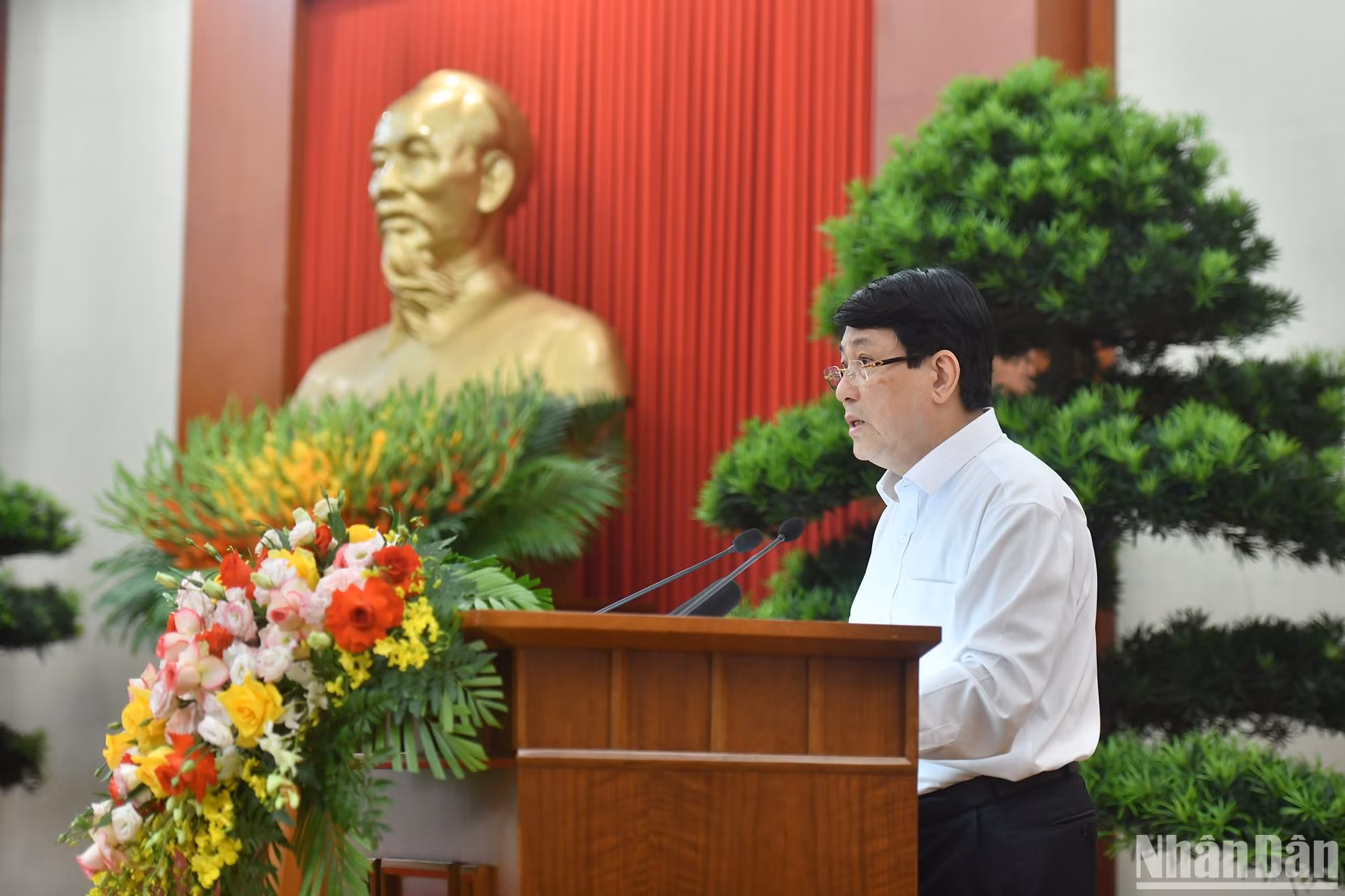 Thường trực Ban Bí thư Lương Cường trình bày báo cáo tại Hội nghị. Thường trực Ban Bí thư Lương Cường trình bày báo cáo tại Hội nghị.