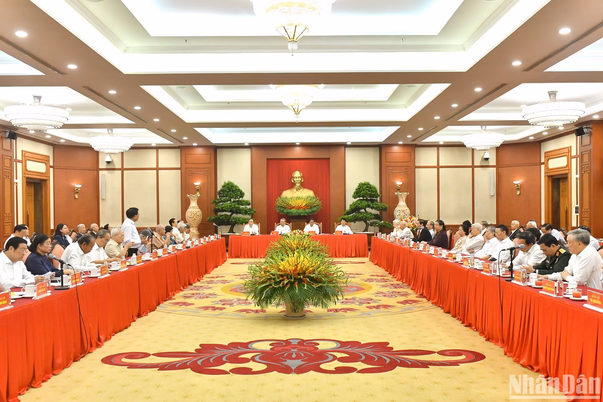 Quang cảnh Hội nghị gặp mặt các đồng chí lãnh đạo, nguyên lãnh đạo Đảng, Nhà nước. Quang cảnh Hội nghị gặp mặt các đồng chí lãnh đạo, nguyên lãnh đạo Đảng, Nhà nước.