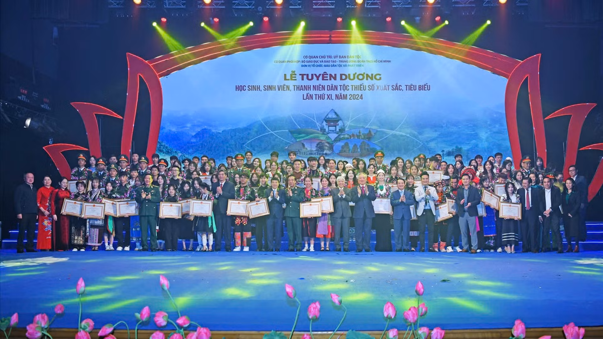 Lãnh đạo Đảng, Nhà nước, Ủy ban Dân tộc chụp ảnh cùng các em học sinh, sinh viên, thanh dân tộc thiểu số xuất sắc, tiêu biểu.