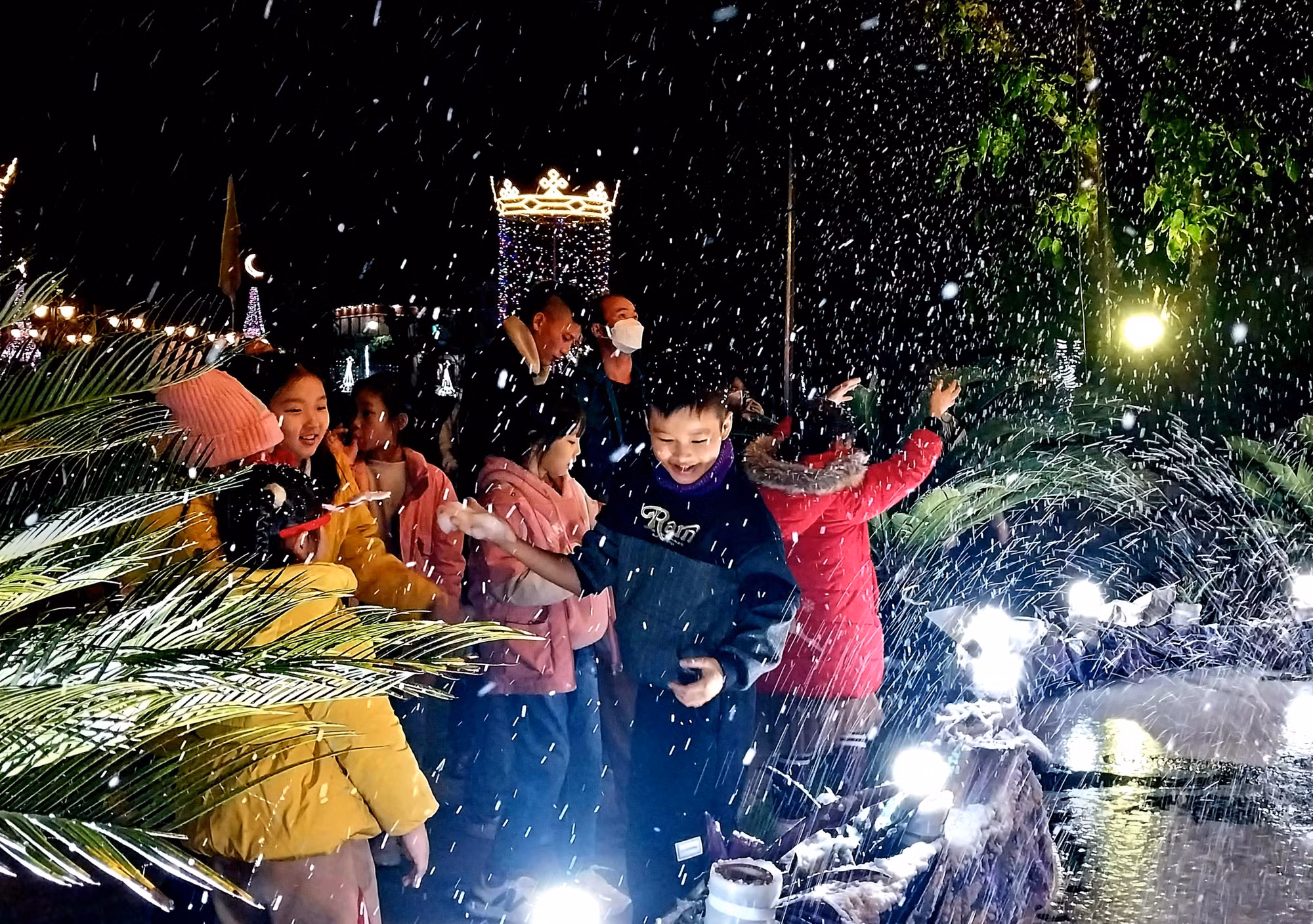 Hiệu ứng bông tuyết tạo điểm nhấn của hang đá ở Giáo xứ Xã Đoài.