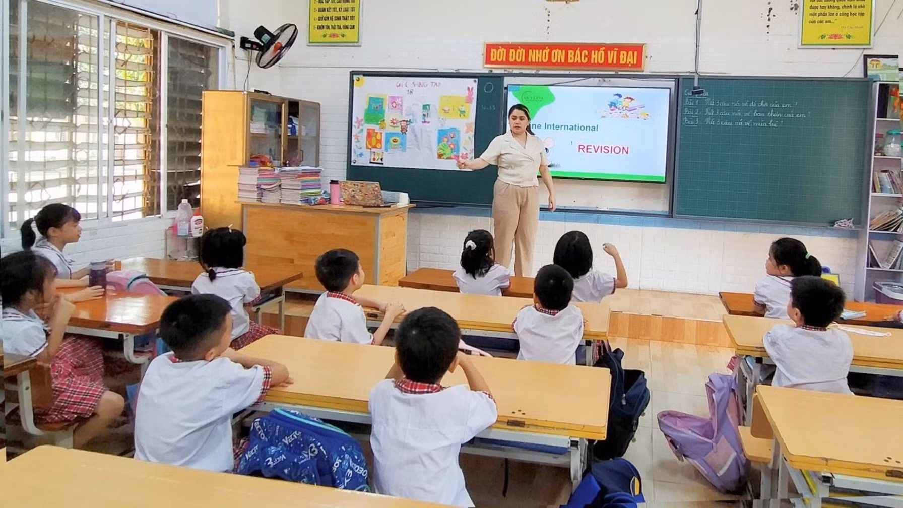 Các em học sinh rất thích thú học tiếng Anh với giáo viên người nước ngoài.