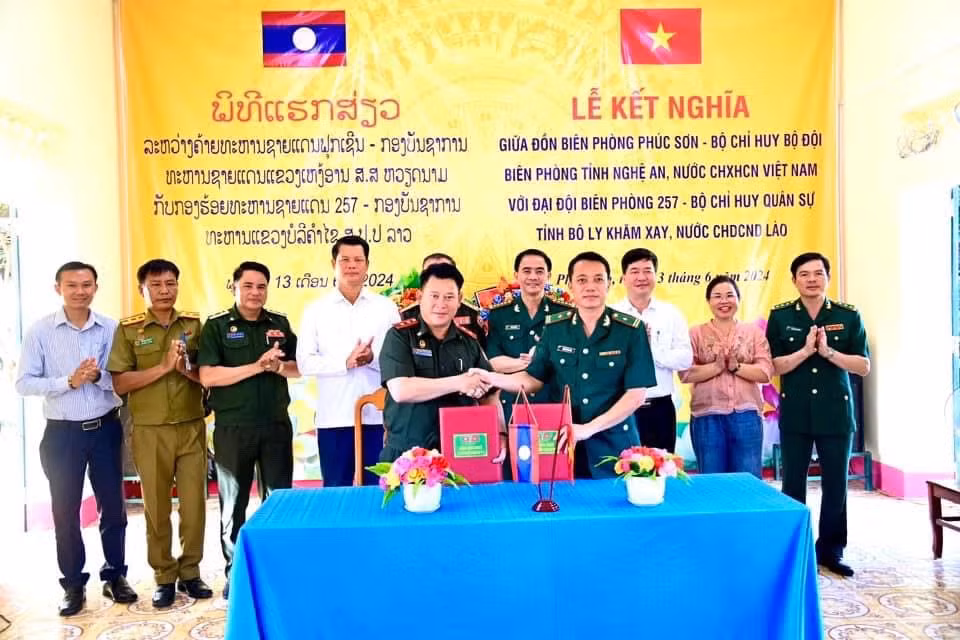 Lễ kết nghĩa giữa Đồn Biên Phòng Phúc Sơn (Nghệ An) với Đại đội Biên phòng 257 Bộ Chỉ huy quân sự tỉnh Bolikhamxay (nước bạn Lào).