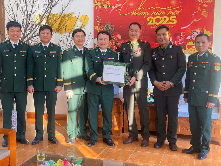 Ngày Tết các Đồn Biên phòng còn được đón nhận tình cảm của các đơn vị bảo vệ biên giới của bạn Lào đến thăm và chúc mừng năm mới.