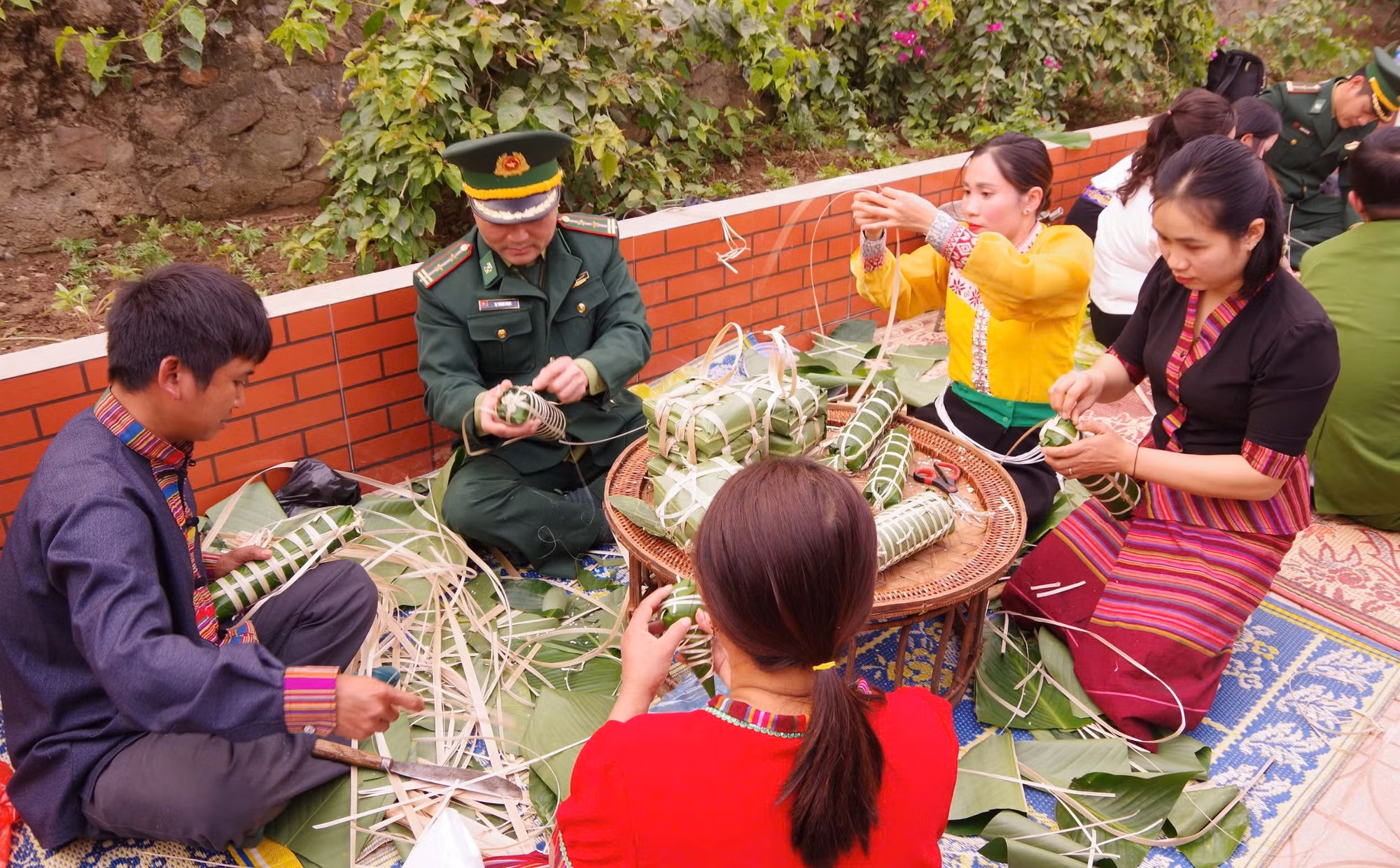 Cán bộ, chiến sĩ Đồn Biên phòng Mỹ Lý tổ chức gói bánh chưng cùng dân bản.