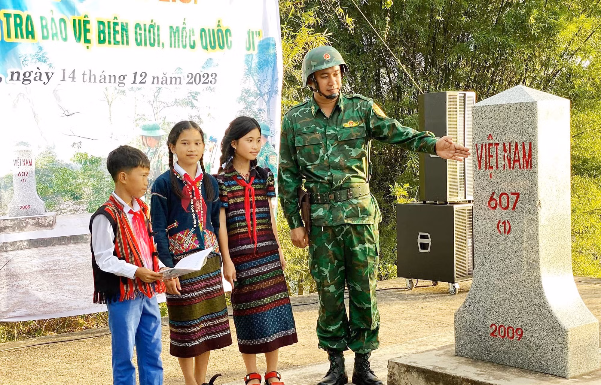 Tiết học tìm hiểu bảo vệ an ninh Tổ quốc của học sinh miền núi Quảng Trị. Tiết học tìm hiểu bảo vệ an ninh Tổ quốc của học sinh miền núi Quảng Trị.