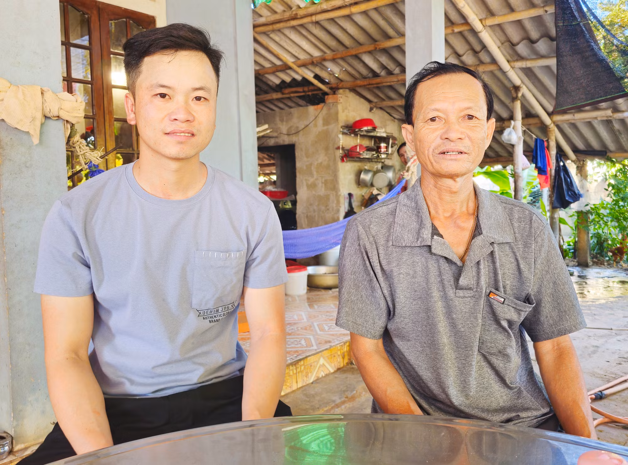 Anh Bùi Trường An (bên trái) ở huyện Gio Linh làm việc tại Hàn Quốc được hai năm nay. Anh Bùi Trường An (bên trái) ở huyện Gio Linh làm việc tại Hàn Quốc được hai năm nay.