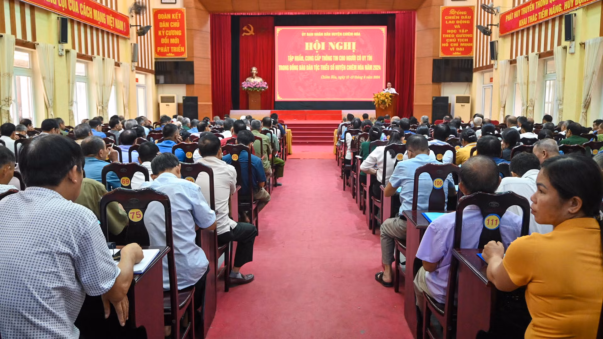 Hội nghị tập huấn, cung cấp thông tin cho người có uy tín trong đồng bào dân tộc thiểu số huyện Chiêm Hóa, tỉnh Tuyên Quang. (Ảnh Ngọc Hiển)