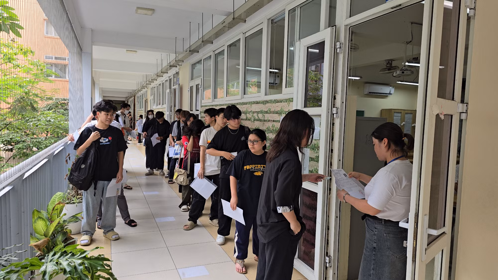 Các thí sinh tại điểm thi THPT Phan Chu Trinh chuẩn bị bước vào phòng nghe phổ biến quy chế thi. Ảnh: Trung Hiếu