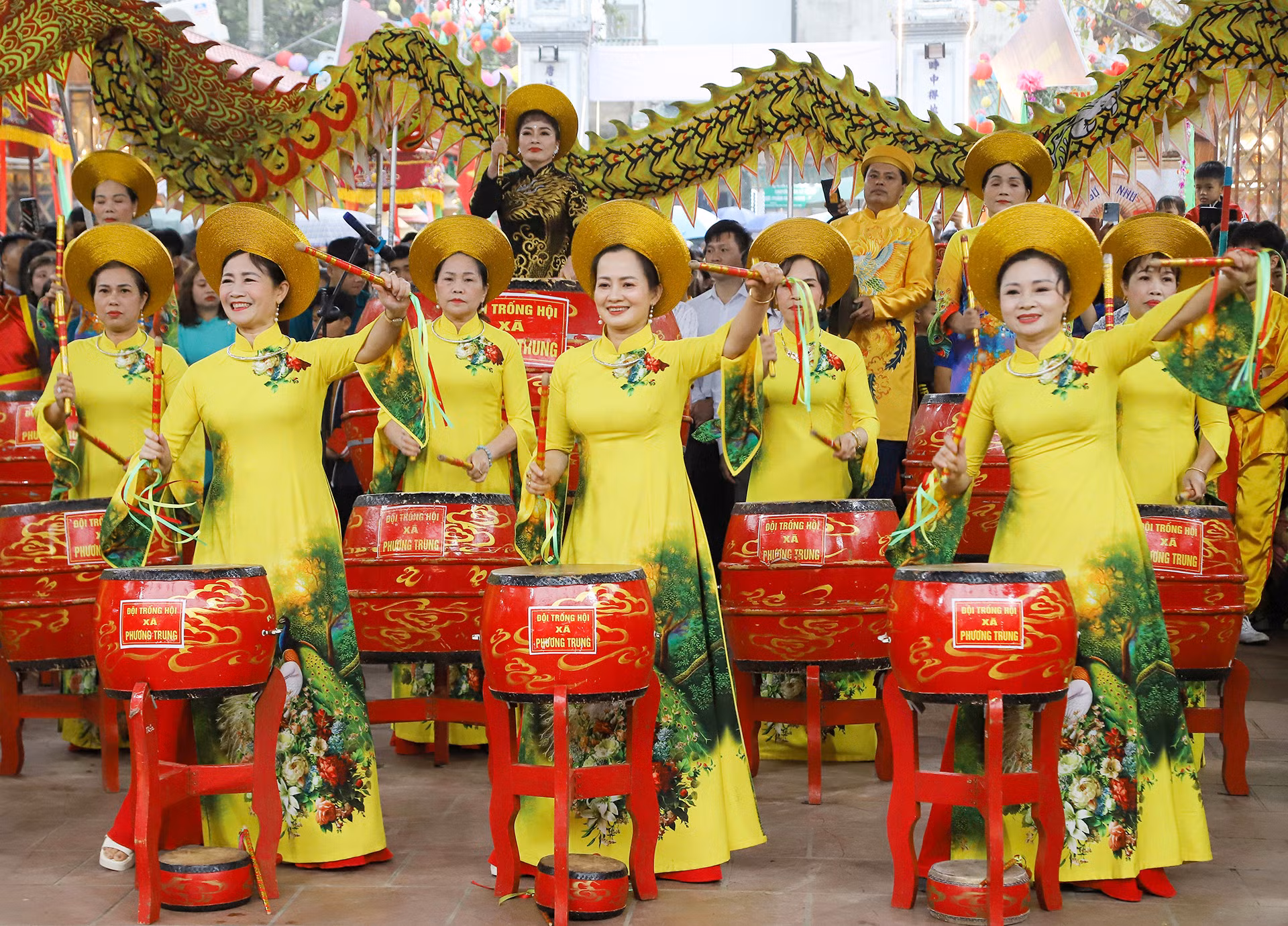 Sân Đình cũng là nơi đội trống Câu lạc bộ dân vũ làng Chuông biểu diễn.