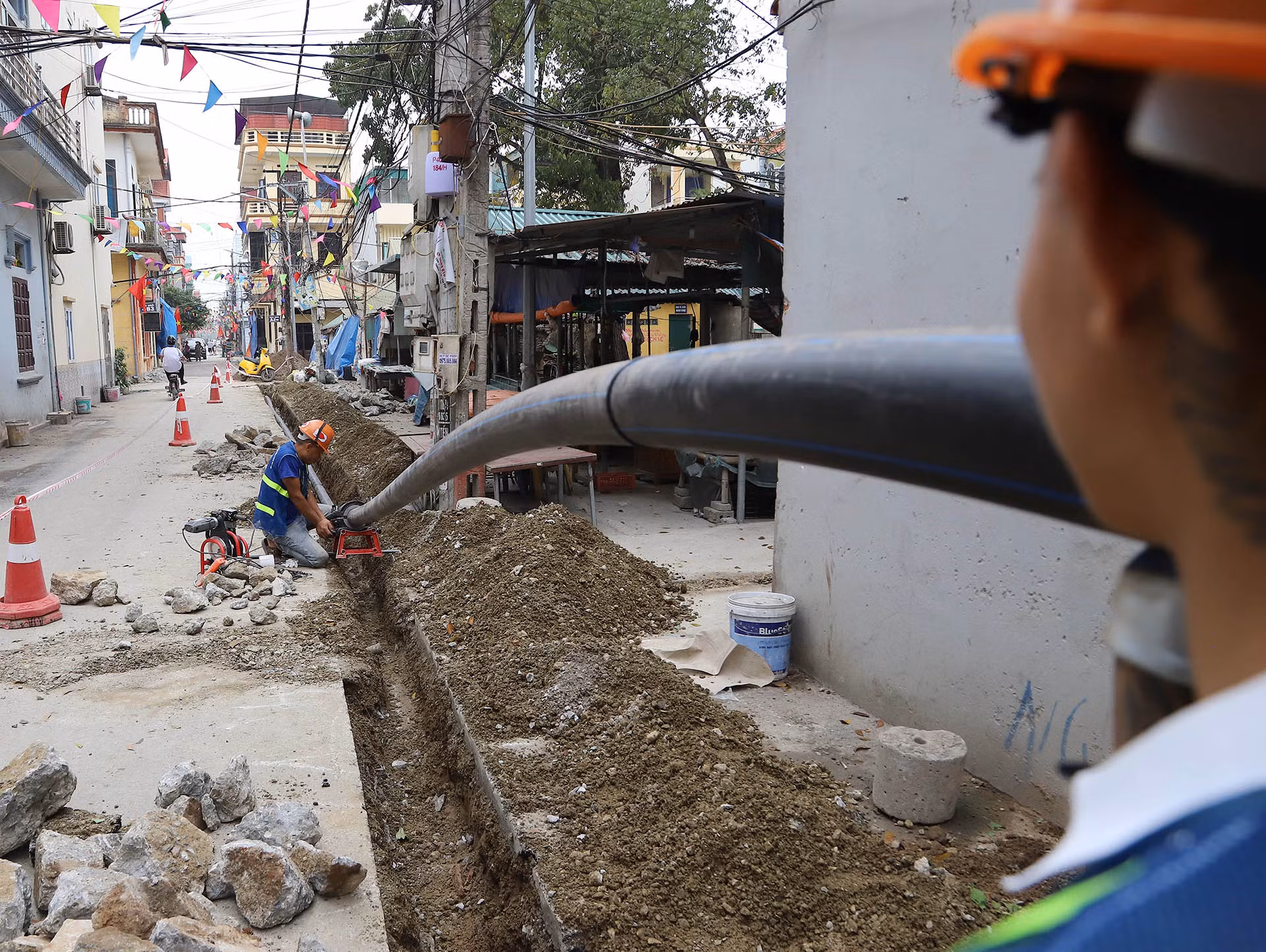 Đoạn ống cuối cùng được đấu nối để đưa nước sạch đến với người dân.
