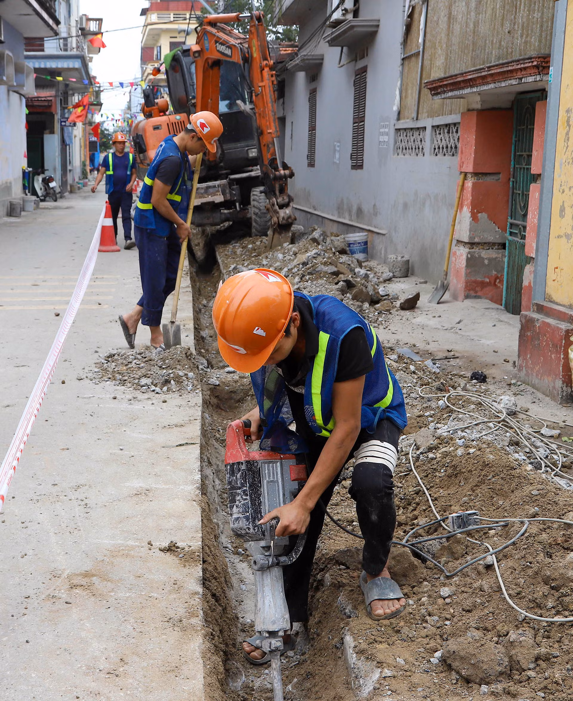 Công việc đào đường dẫn nước gấp rút được triển khai.