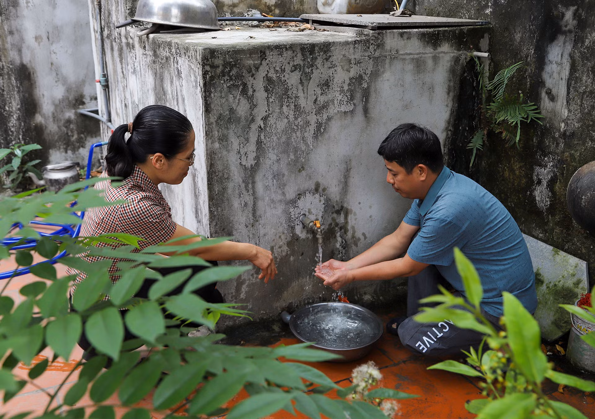Gia đình anh Trung ở xã Nhị Khê, huyện Thường Tín đã có nước sạch sử dụng.
