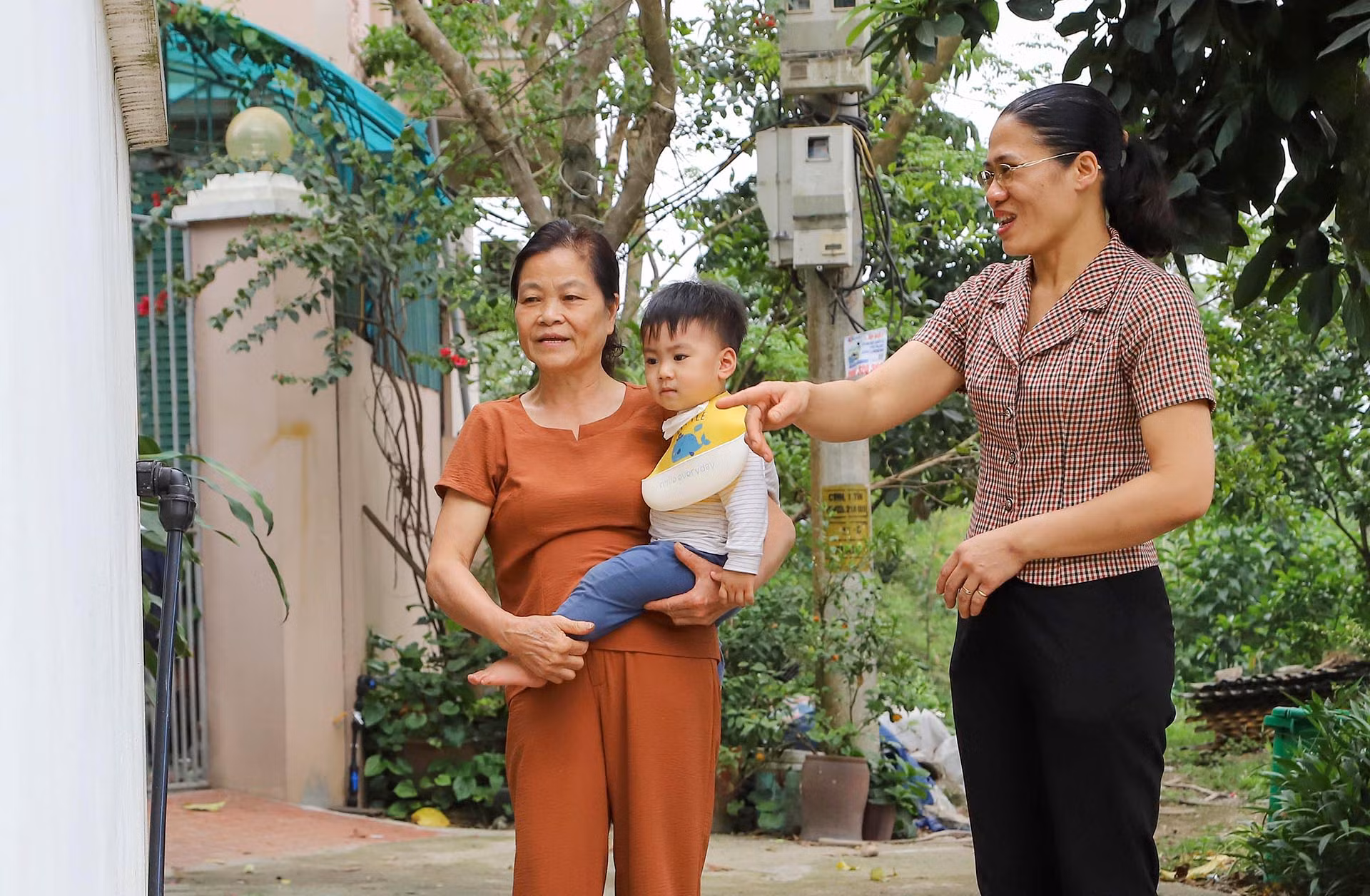 Người dân thôn Nhị Khê vui mừng khi nước sạch đã được lắp đặt đến cửa nhà mình.