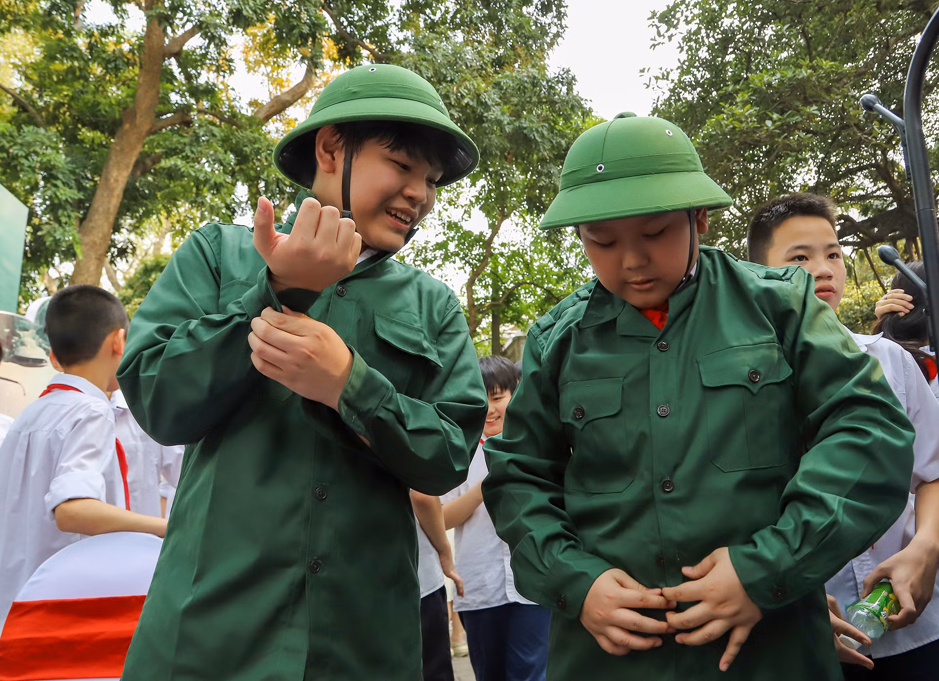 Các em học sinh thích thú mặc thử trang phục của Bộ đội Cụ Hồ.