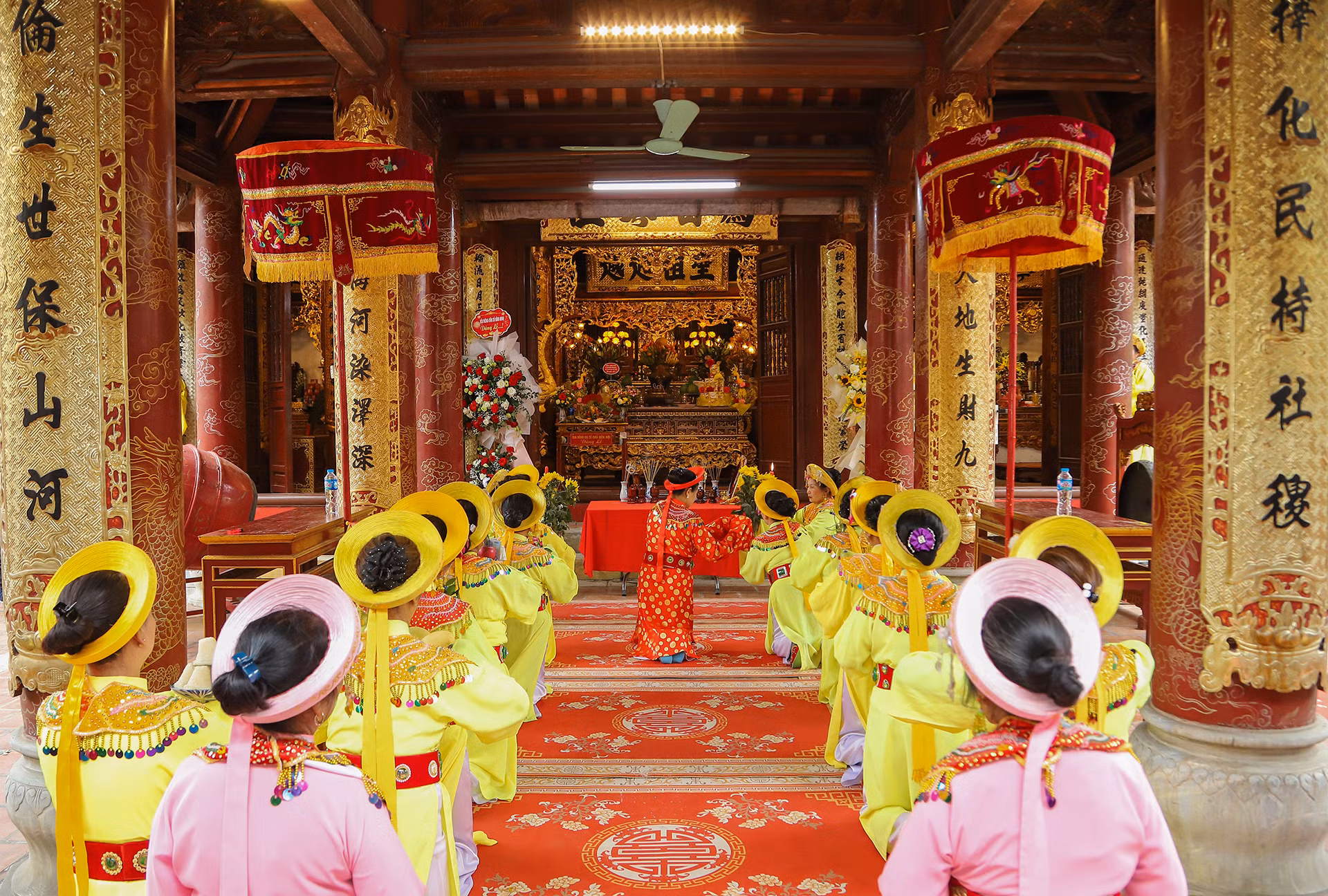 Quang cảnh buổi tế lễ tại Đình Nội.