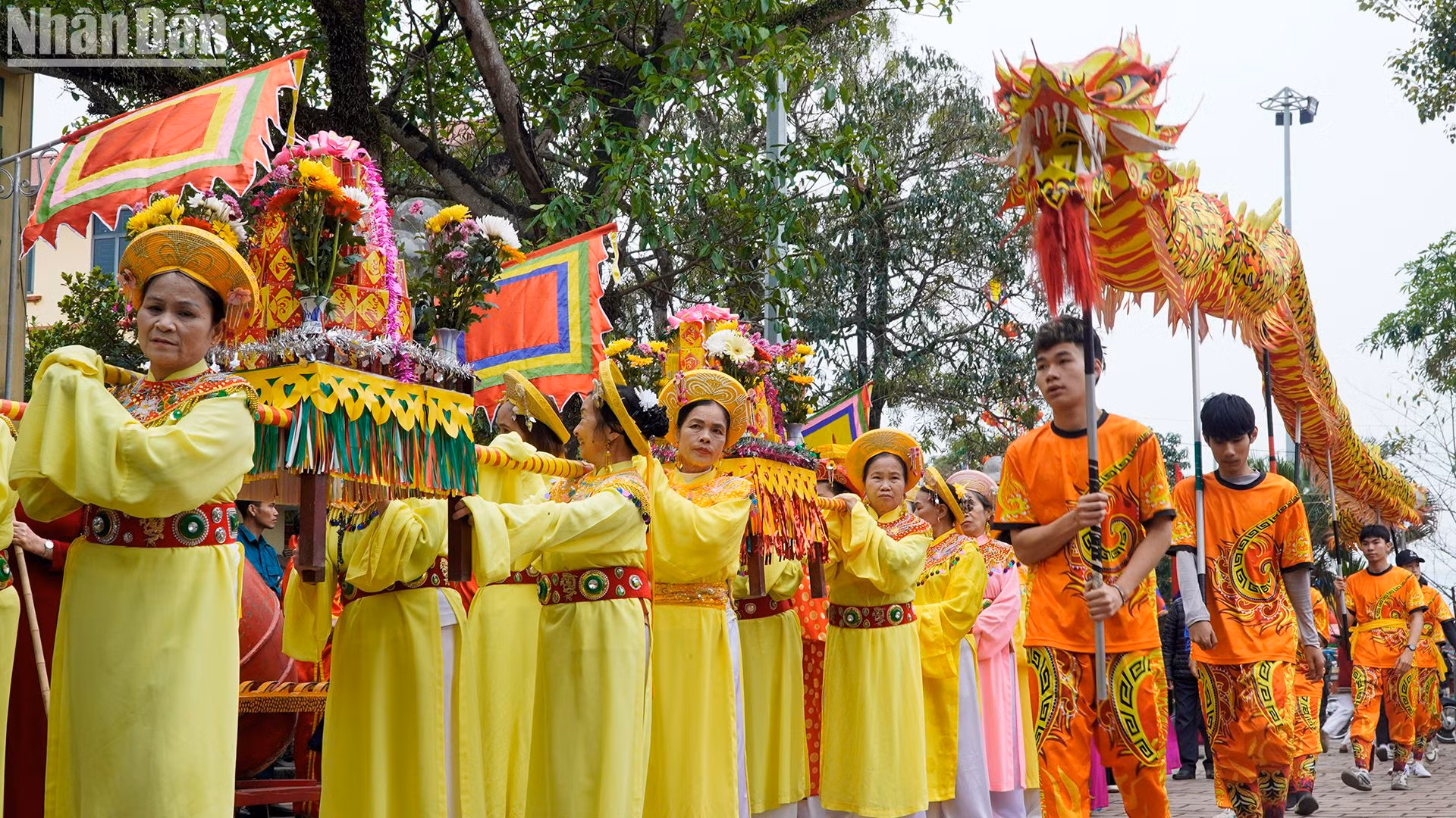 Người dân Bình Đà rước lễ vật ra Đình Nội.