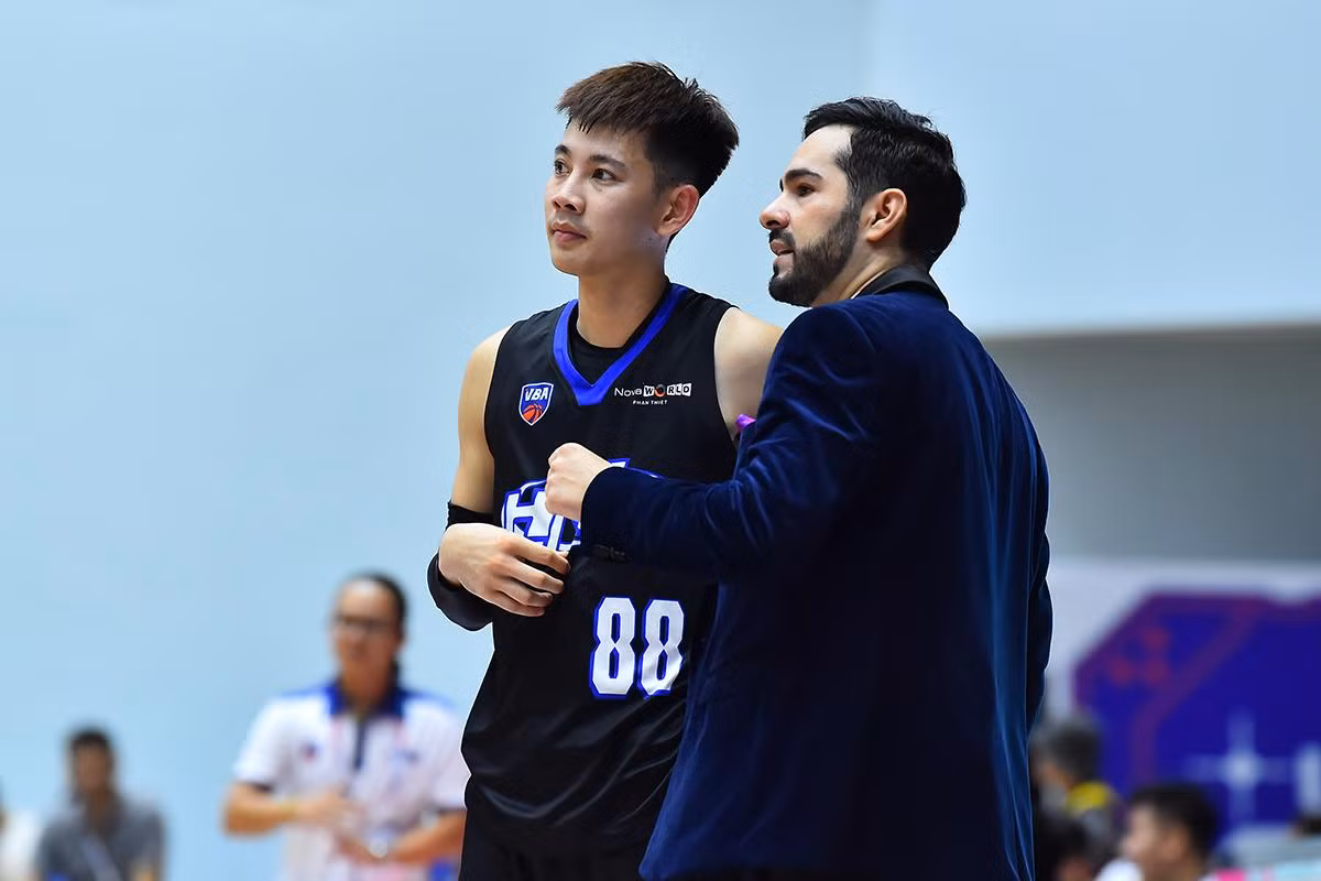 Quang Anh nhận được huấn luyện viên Eric Weissling chỉ đạo ngay trong trận đấu.