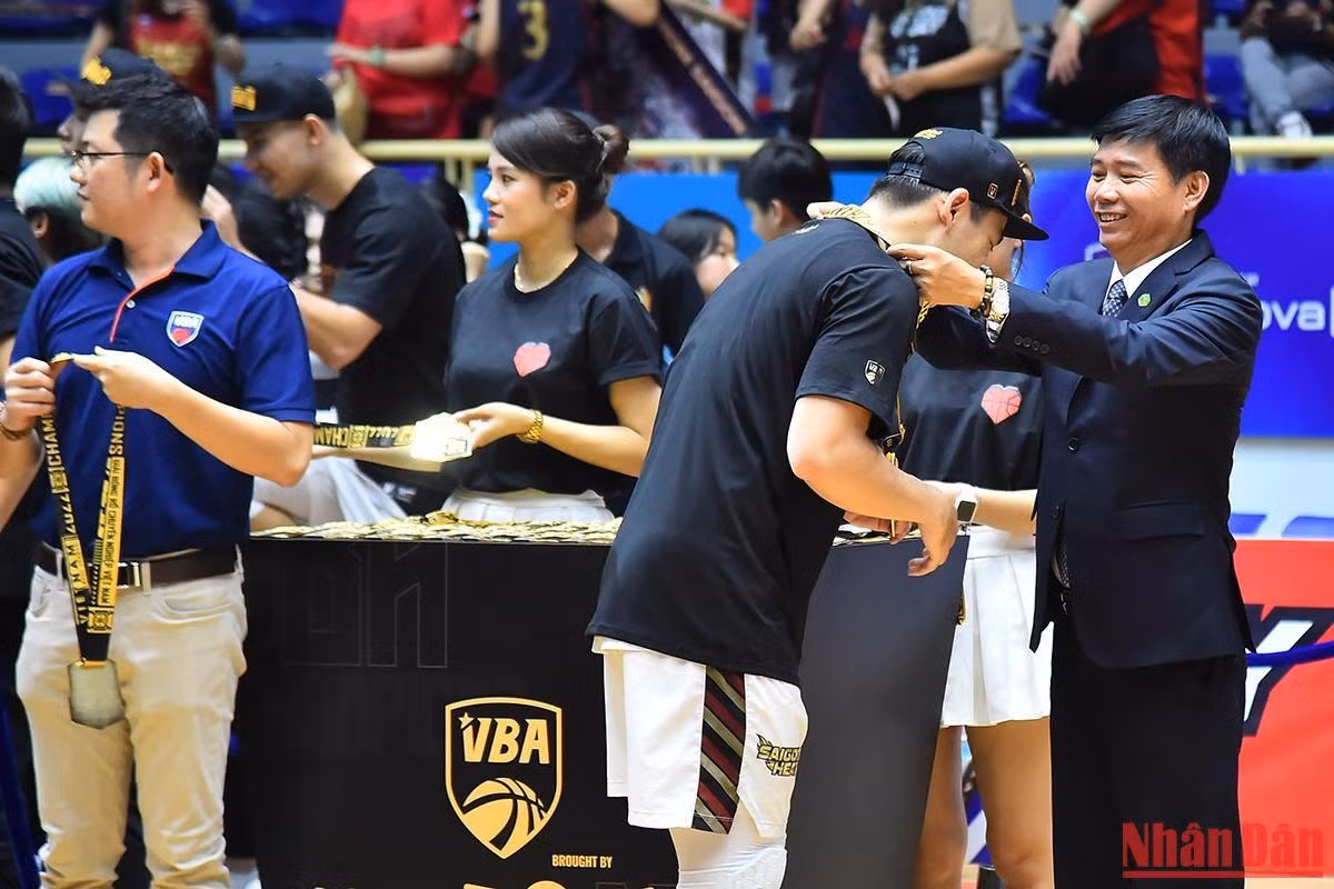 Các cầu thủ Saigon Heat nhận huy chương cho chức vô địch VBA 2022. Các cầu thủ Saigon Heat nhận huy chương cho chức vô địch VBA 2022.