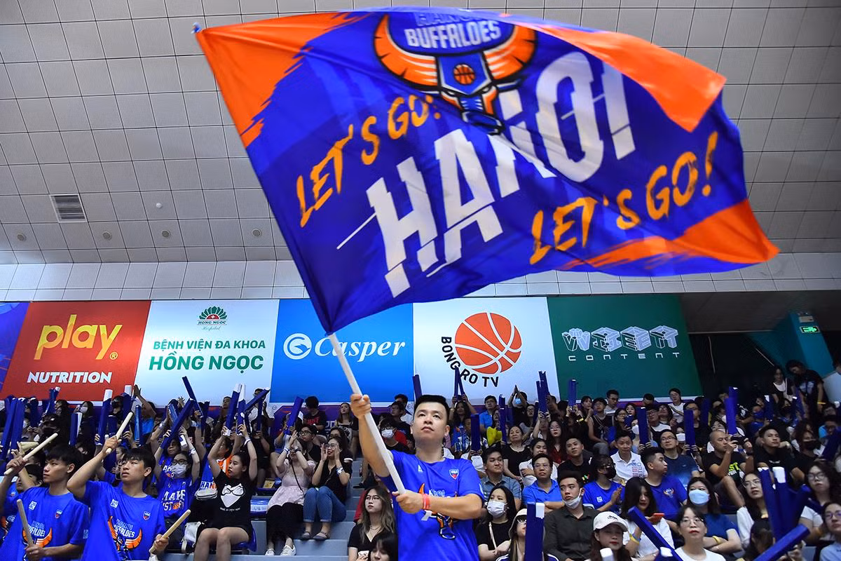 Thắng lợi 2-0 trước Nha Trang Dolphins giúp Hanoi Buffaloes có mặt tại vòng chung kết đầu tiên kể từ năm 2018. Đối thủ của của họ là đội bóng rất mạnh Saigon Heat. Trận đầu tiên của vòng chung kết VBA 2022 dự kiến sẽ diễn ra vào Chủ nhật (28/8) tại sân nhà CIS của Saigon Heat.