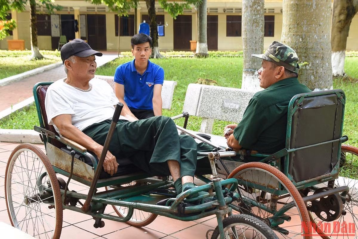 Những ngày này, nhiều đoàn viên thanh niên cũng thu xếp thời gian để có mặt tại Trung tâm để tri ân, lắng nghe câu chuyện của những người lính.