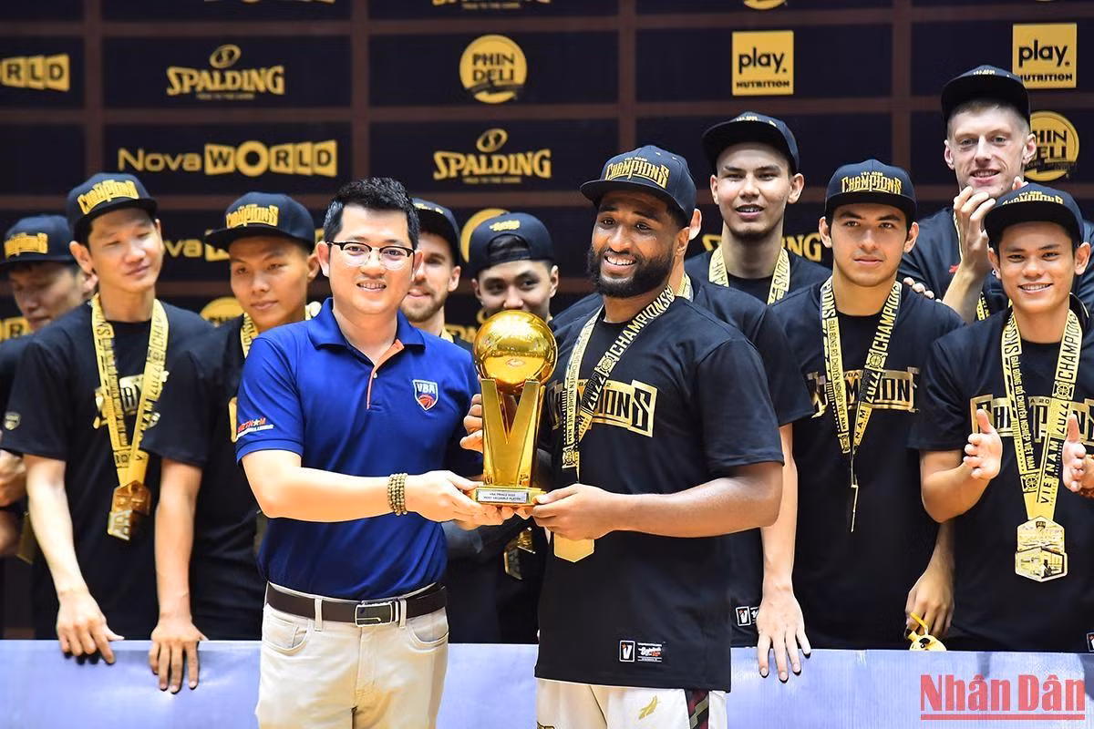 Với phong độ ấn tượng tại loạt trận chung kết, Madarious Gibbs xứng đáng với danh hiệu Finals MVP VBA 2022 (Cầu thủ xuất sắc nhất loạt trận chung kết VBA 2022). Với phong độ ấn tượng tại loạt trận chung kết, Madarious Gibbs xứng đáng với danh hiệu Finals MVP VBA 2022 (Cầu thủ xuất sắc nhất loạt trận chung kết VBA 2022).