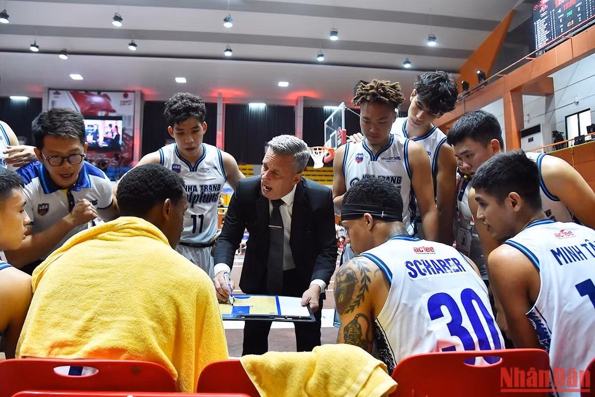 Với mục tiêu phải giành một chiến thắng để chắc suất có mặt tại vòng Playoffs, huấn luyện viên Todd Purves liên tục có những chỉ đạo để thay đổi tình hình của trận đấu. Với mục tiêu phải giành một chiến thắng để chắc suất có mặt tại vòng Playoffs, huấn luyện viên Todd Purves liên tục có những chỉ đạo để thay đổi tình hình của trận đấu.