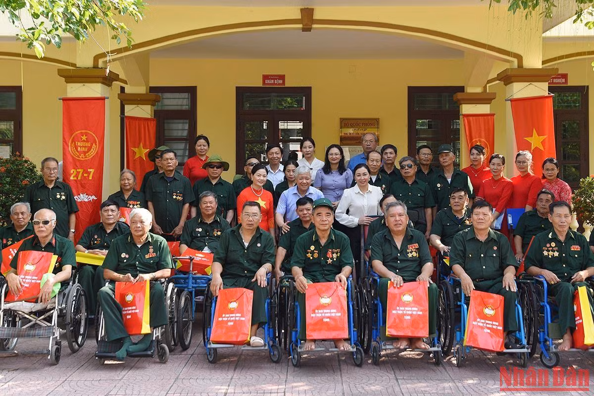 Nhân dịp kỷ niệm 75 năm Ngày Thương binh-Liệt sĩ (27/7/1947-27/7/2022), chiều 19/7, đồng chí Đỗ Văn Chiến, Bí thư Trung ương Đảng, Chủ tịch Ủy ban Trung ương Mặt trận Tổ quốc Việt Nam cùng Đoàn công tác đến thăm, tặng quà cho các thương, bệnh binh tại Trung tâm điều dưỡng thương binh Duy Tiên.