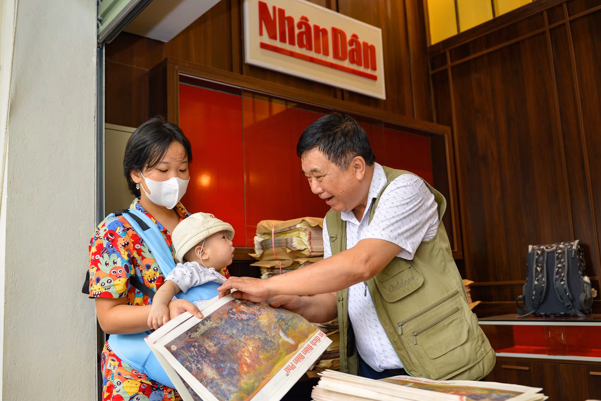 Đặc biệt trong sáng 20/5, họa sĩ Nguyễn Văn Mạc - trưởng nhóm tác giả bức panorama “Chiến dịch Điện Biên Phủ” đã có mặt tại trụ sở Báo Nhân Dân ( 71 phố Hàng Trống, Hà Nội) để trực tiếp trao tặng tờ phụ san cho độc giả.