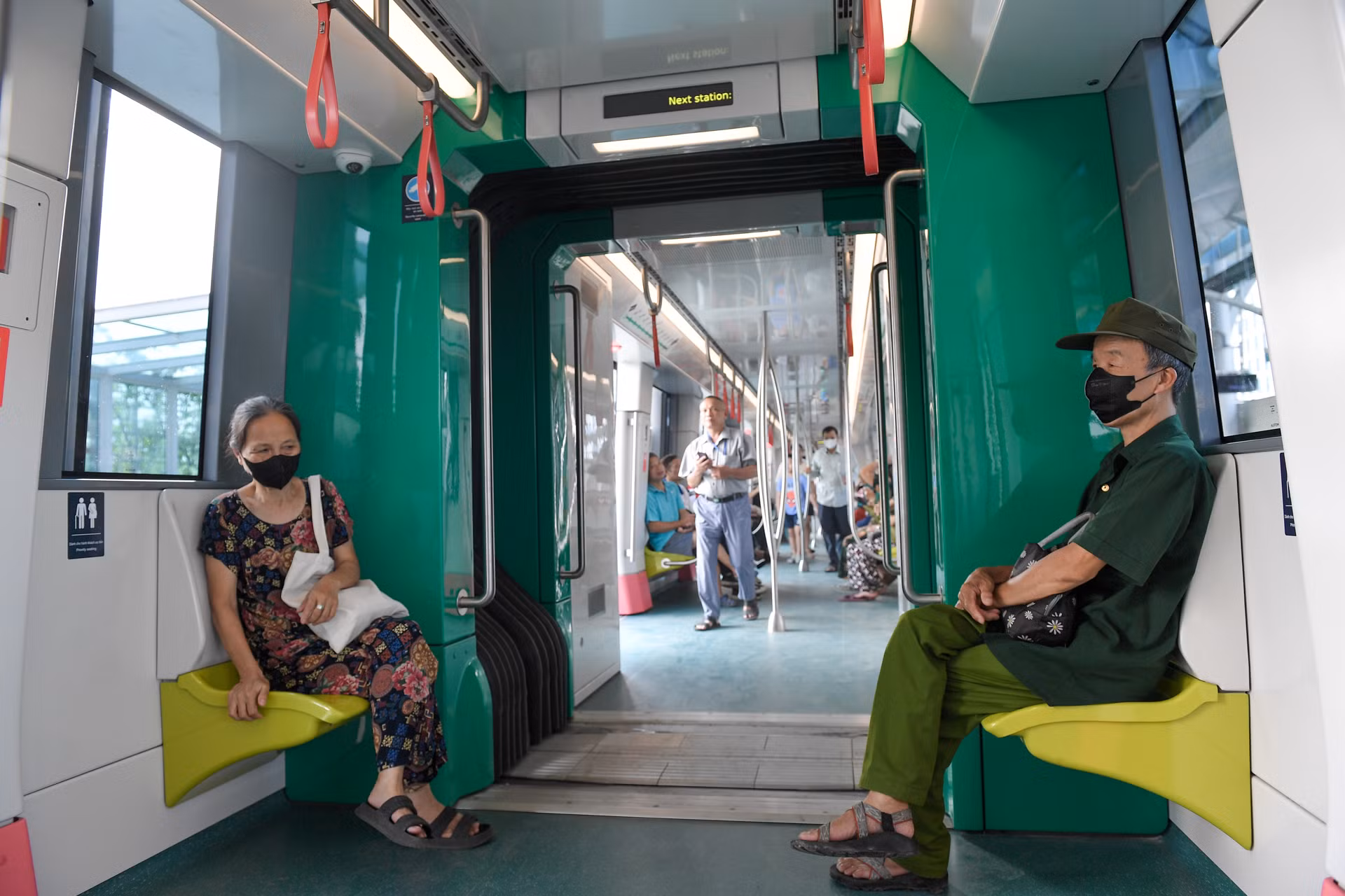 Anh Quang Hùng (quận Cầu Giấy, Hà Nội) cho biết: "Sau nhiều năm chờ đợi, khi lên tàu tôi thấy rất vui, tôi rất ấn tượng với chiếc vé tàu. Tôi rất hy vọng đoạn ngầm của tuyến sẽ sớm hoàn thành để phục vụ người dân".