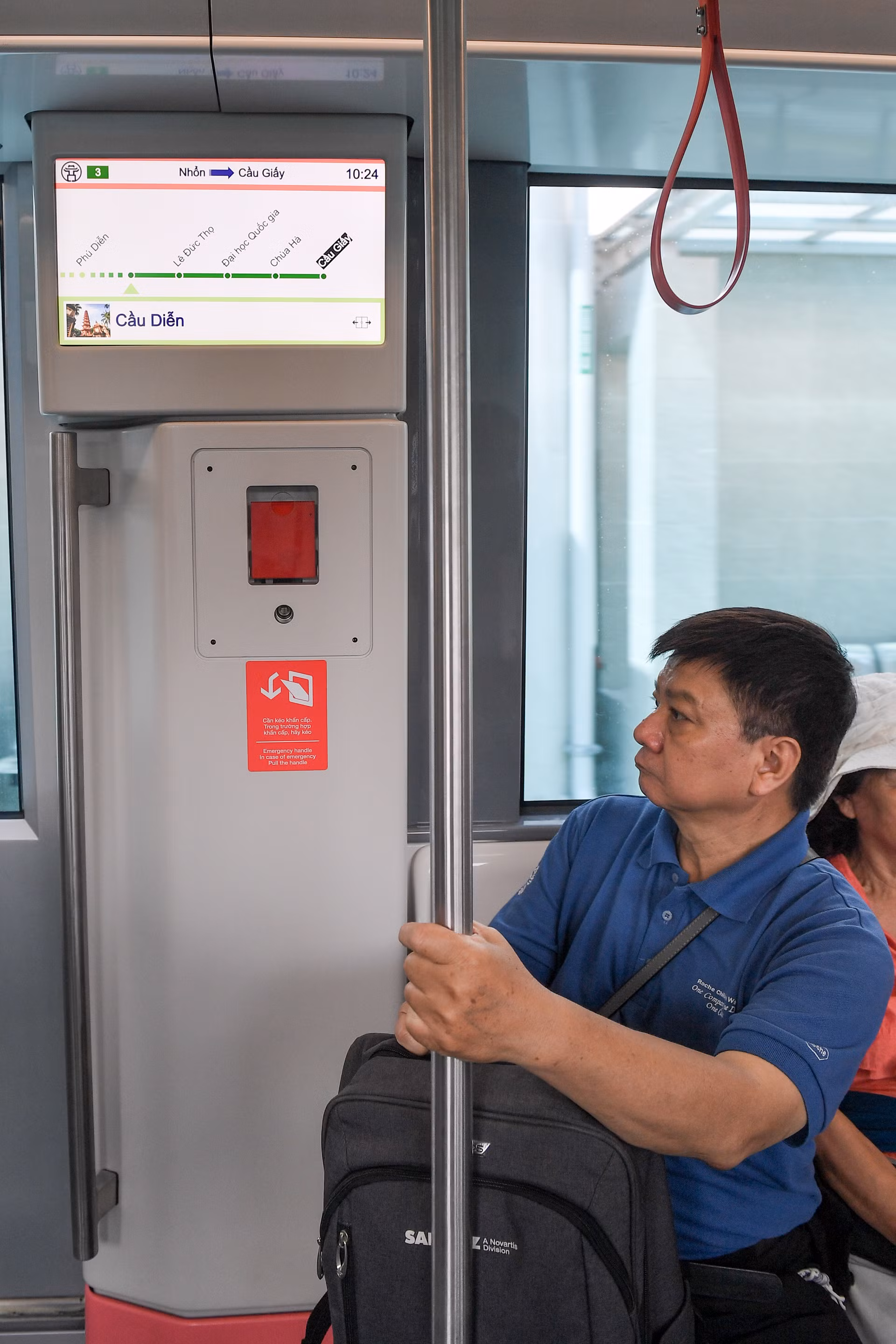 Các ga đến được hiển thị trên các màn hình bên trong tàu để người dân dễ quan sát.