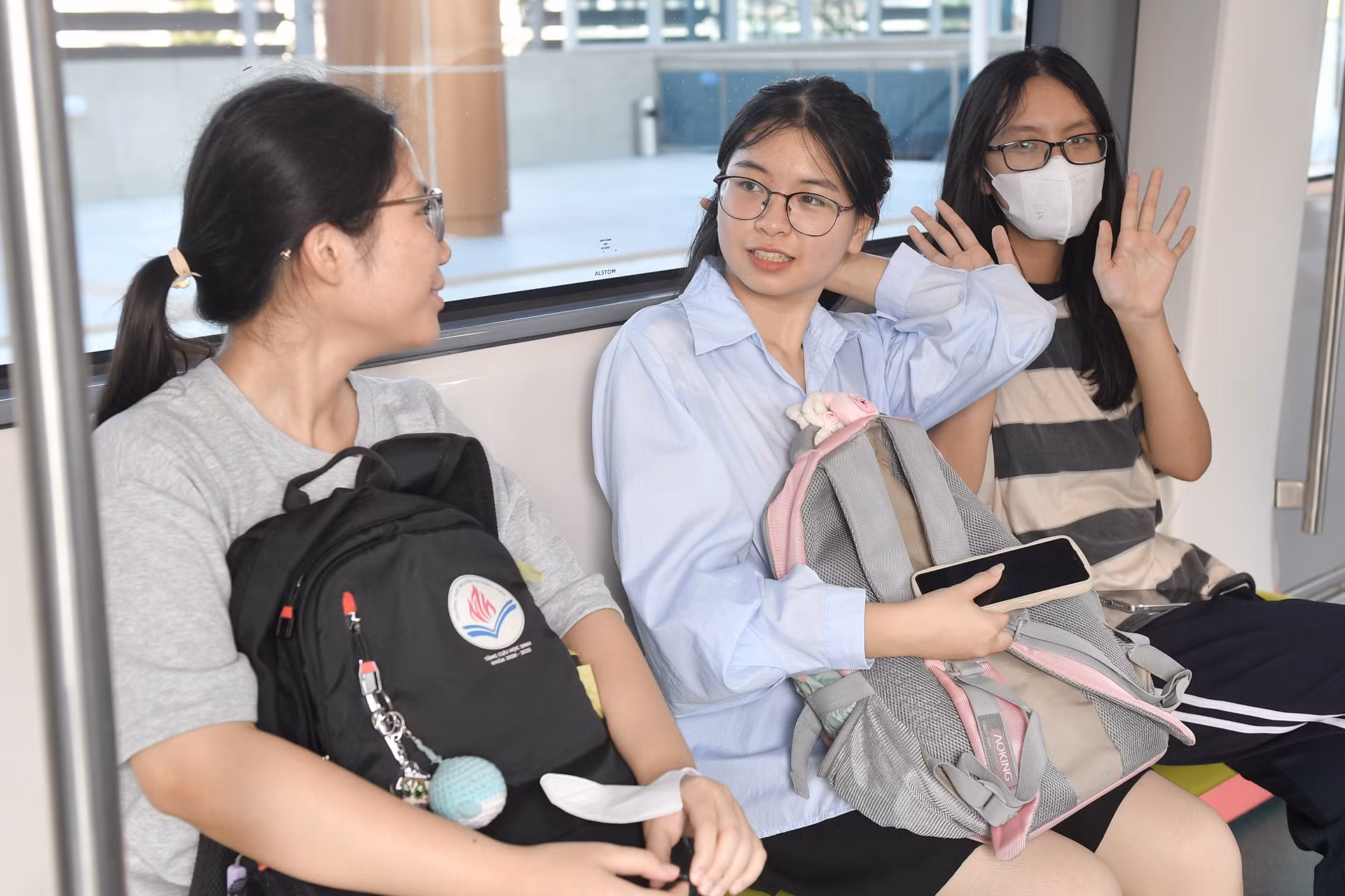 Trong sáng 8/8, rất đông các bạn trẻ đã lên tàu để trải nghiệm.