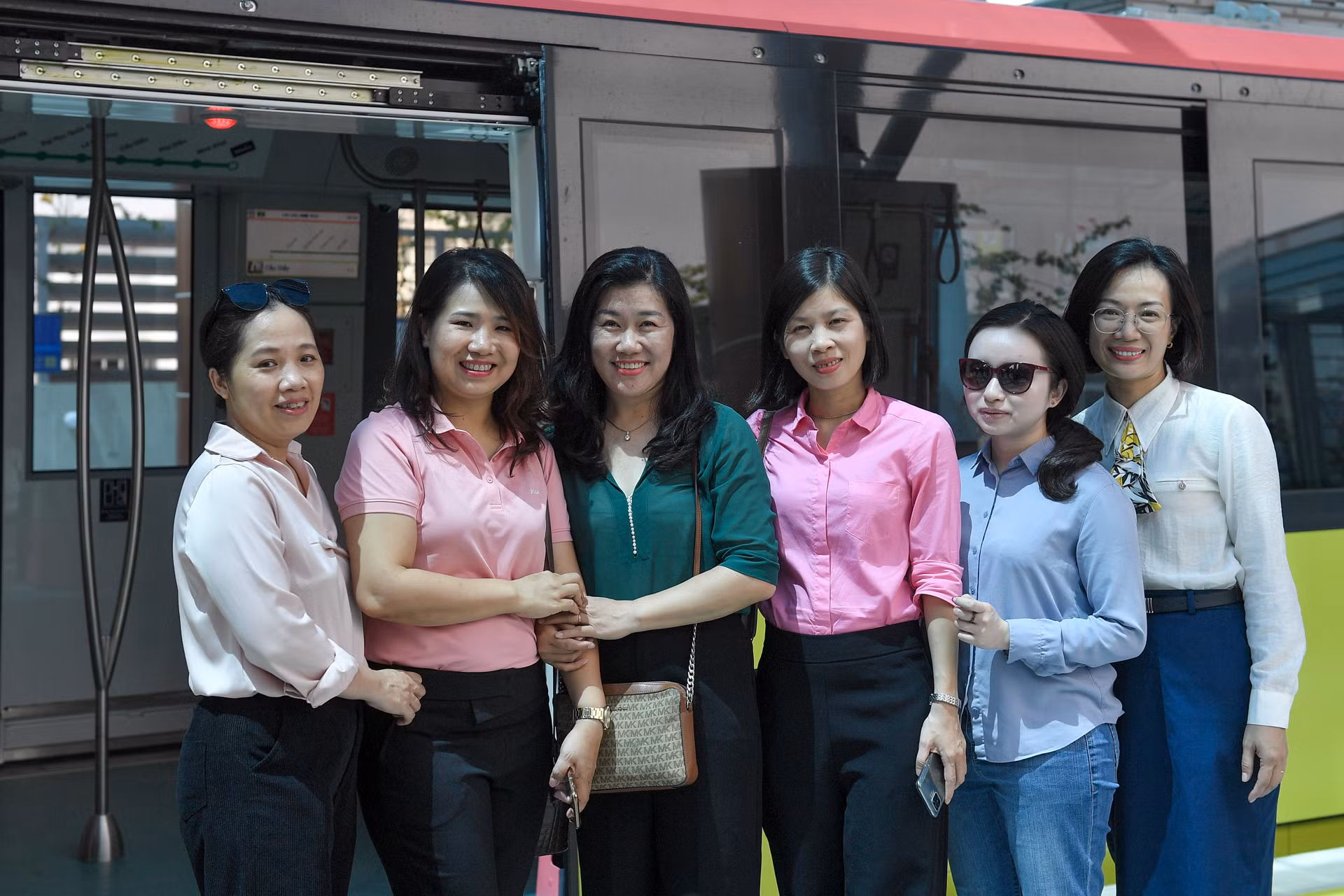Nhiều nhóm đã chụp ảnh check-in cùng tàu trước khi ra về.