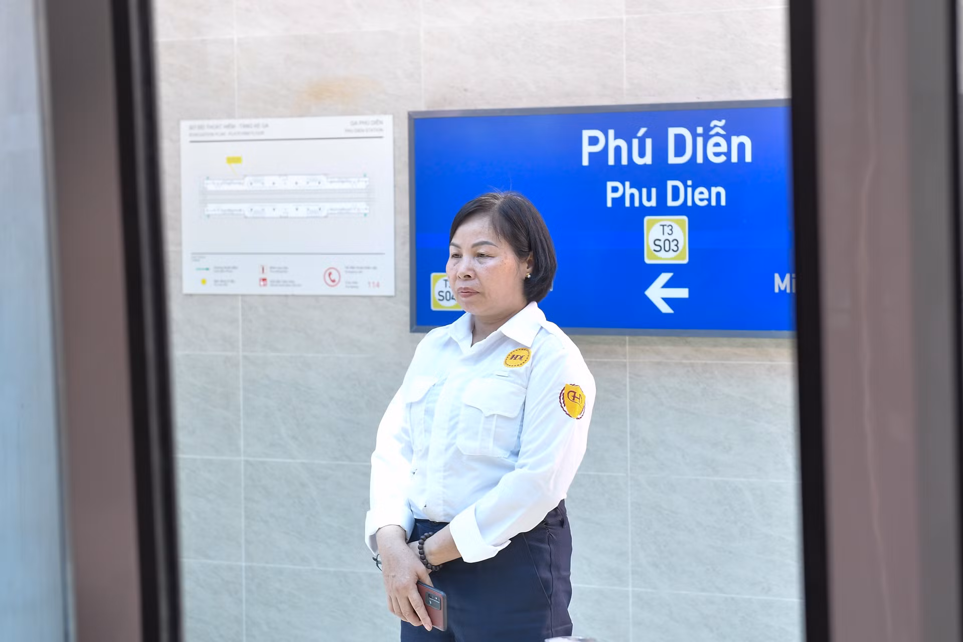 Điểm lên, xuống tại các ga tàu đều có nhân viên đứng trực để nhắc nhở người dân, nhằm bảo đảm an ninh, an toàn.