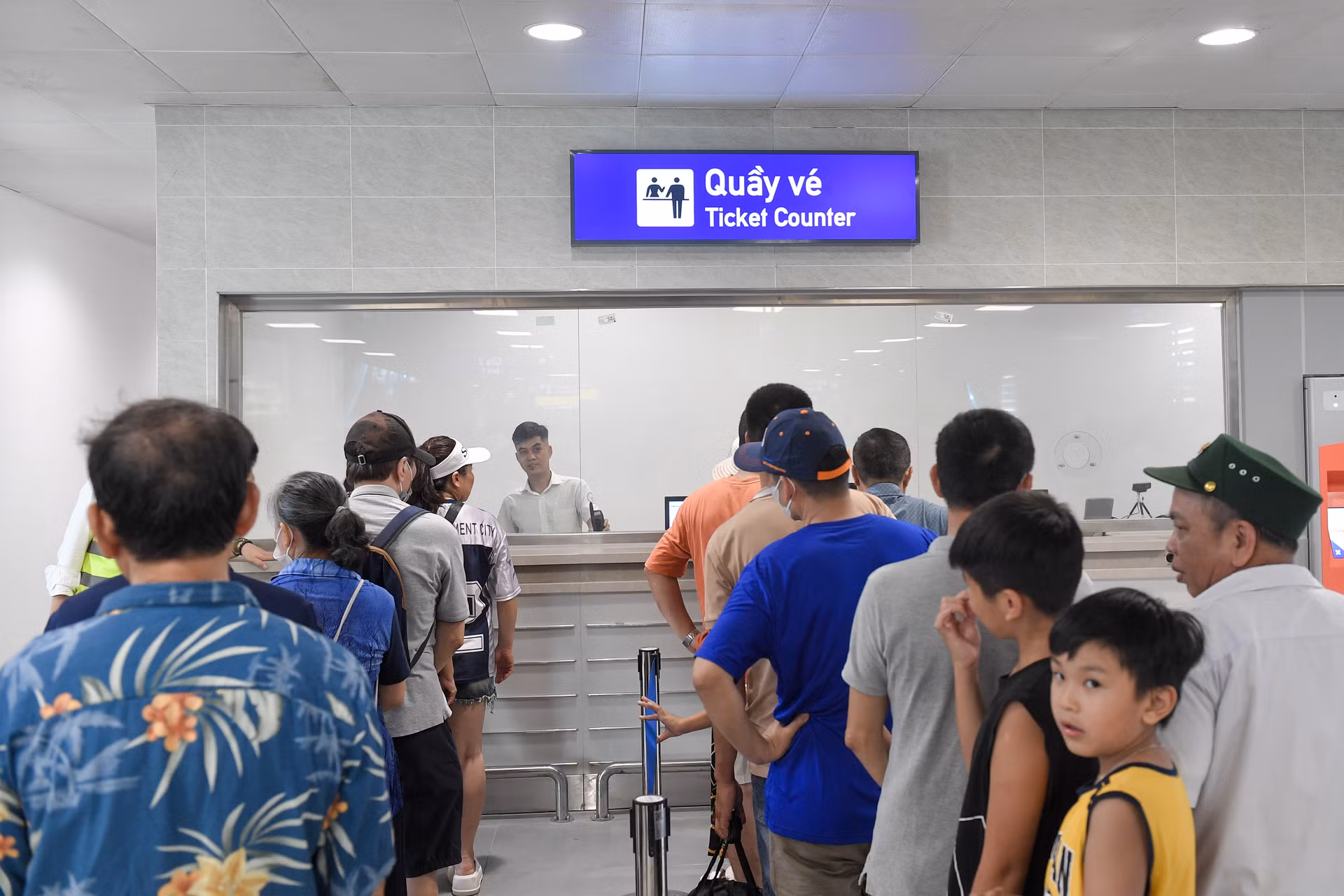 Trong 3 tháng đầu, Công ty TNHH MTV Đường sắt Hà Nội mở tuyến từ 5 giờ 30 phút sáng và đóng tuyến lúc 22 giờ đêm, tàu chạy 10 phút/chuyến. Riêng ngày đầu tiên mở tuyến từ 8 giờ.