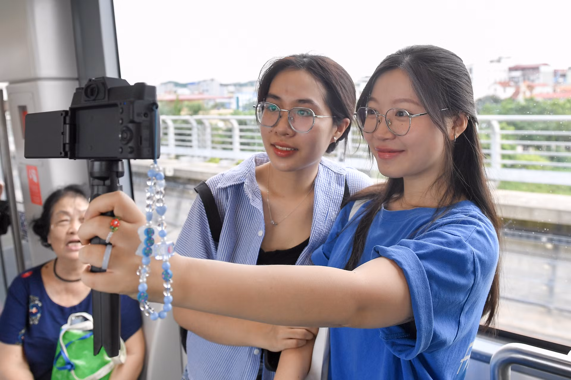 Nhiều bạn trẻ không quên lưu lại những tấm hình trên tàu điện Nhổn-Ga Hà Nội.