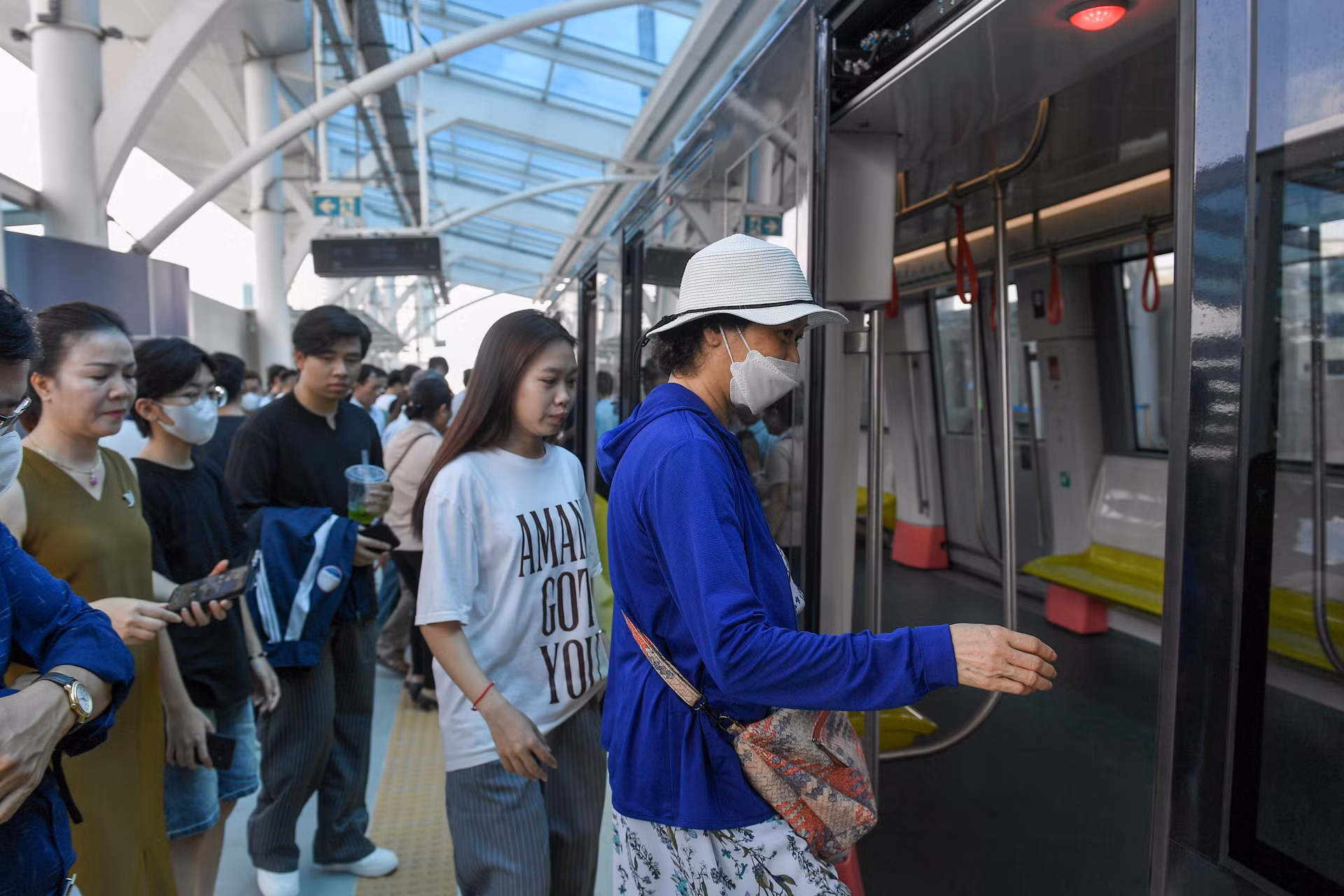 Người dân xếp hàng để được trải nghiệm tàu điện Nhổn-ga Hà Nội.
