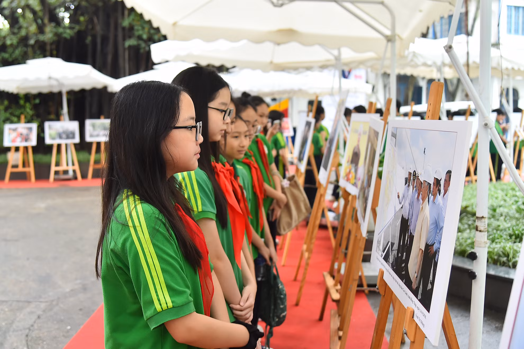Học sinh Trường trung học cơ sở Nguyễn Tri Phương (quận Ba Đình, Hà Nội) tham quan những hình ảnh quý giá của Tổng Bí thư Nguyễn Phú Trọng lúc sinh thời. Học sinh Trường trung học cơ sở Nguyễn Tri Phương (quận Ba Đình, Hà Nội) tham quan những hình ảnh quý giá của Tổng Bí thư Nguyễn Phú Trọng lúc sinh thời.
