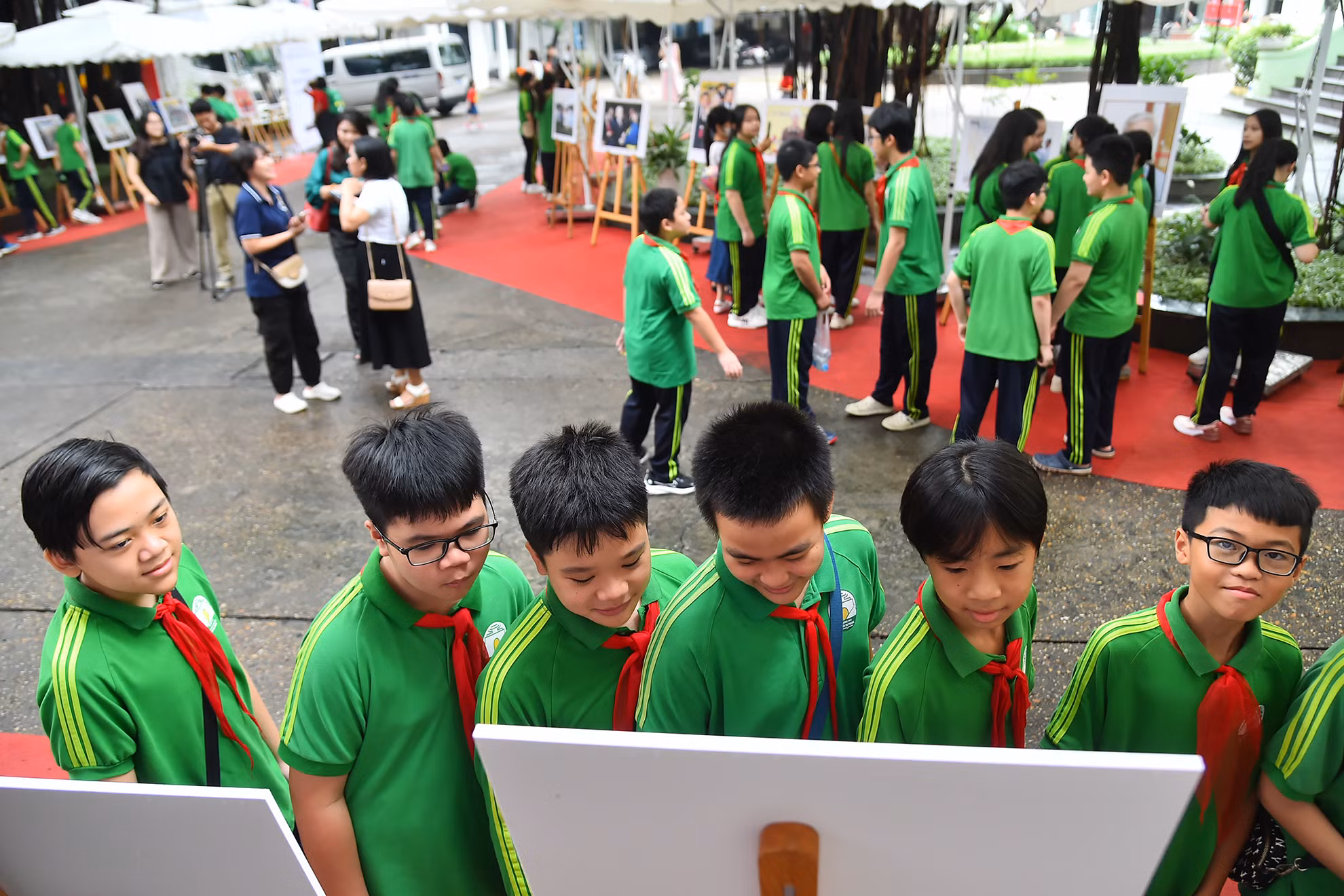 Học sinh Trường trung học cơ sở Nguyễn Tri Phương (quận Ba Đình, Hà Nội) tham quan Triển lãm. Học sinh Trường trung học cơ sở Nguyễn Tri Phương (quận Ba Đình, Hà Nội) tham quan Triển lãm.