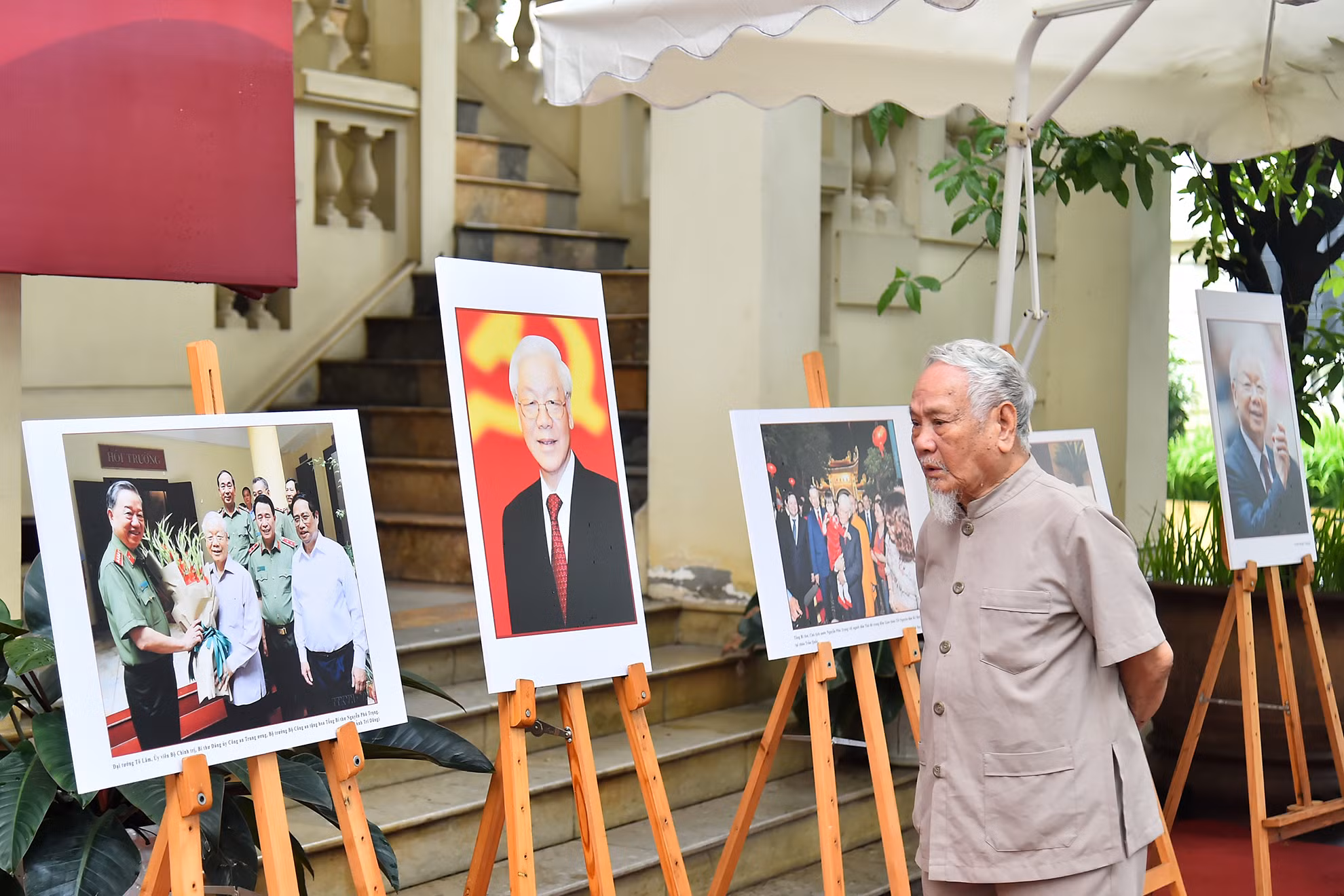 Với nhiều người dân, Tổng Bí thư Nguyễn Phú Trọng là một nhà lãnh đạo đặc biệt xuất sắc, nhà lý luận có tư duy vượt trội, nhưng rất dung dị, tình cảm và hiền hòa. Với nhiều người dân, Tổng Bí thư Nguyễn Phú Trọng là một nhà lãnh đạo đặc biệt xuất sắc, nhà lý luận có tư duy vượt trội, nhưng rất dung dị, tình cảm và hiền hòa.