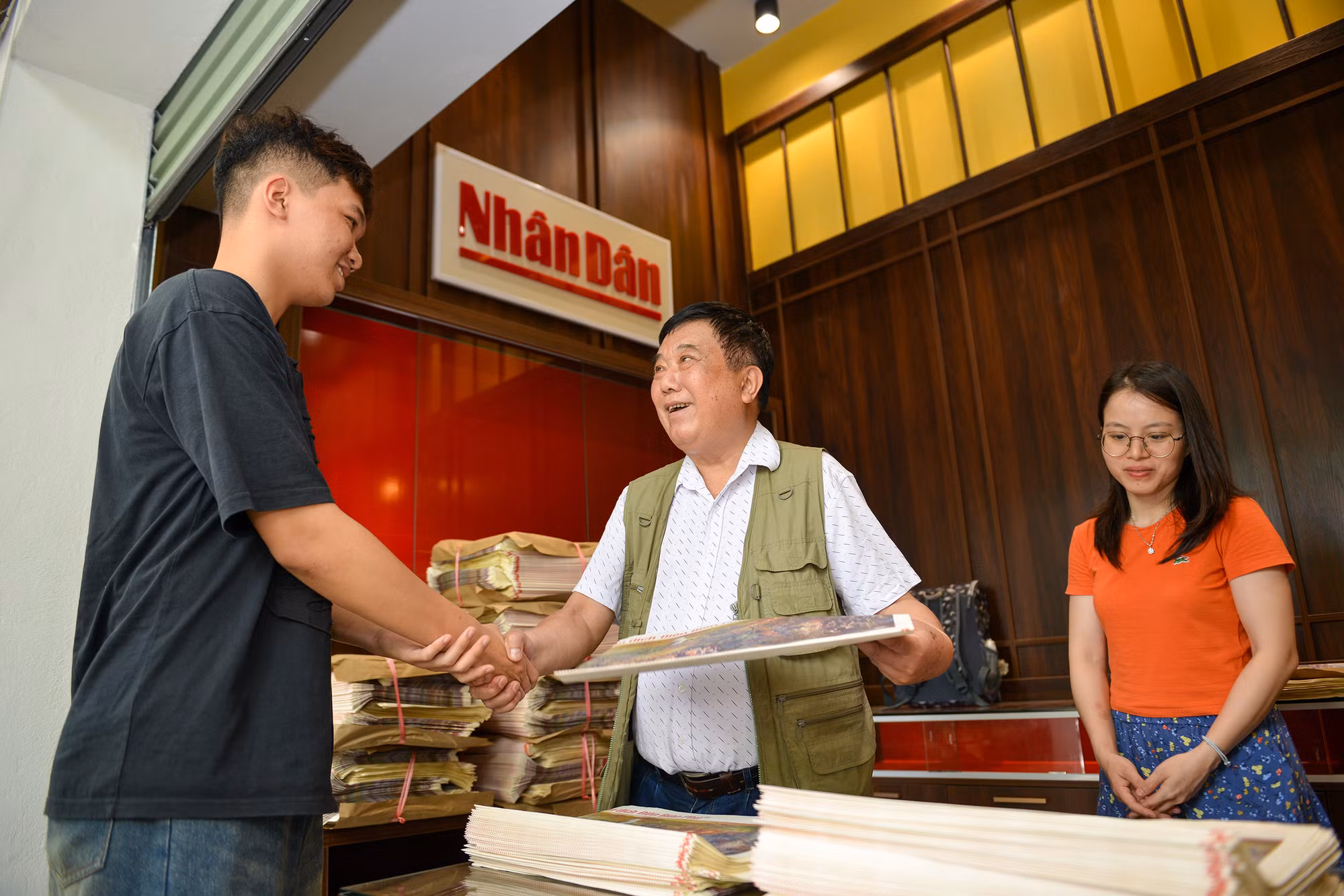 Các bạn trẻ rất vui mừng khi được trực tiếp gặp và nhận phụ san đặc biệt từ họa sĩ.