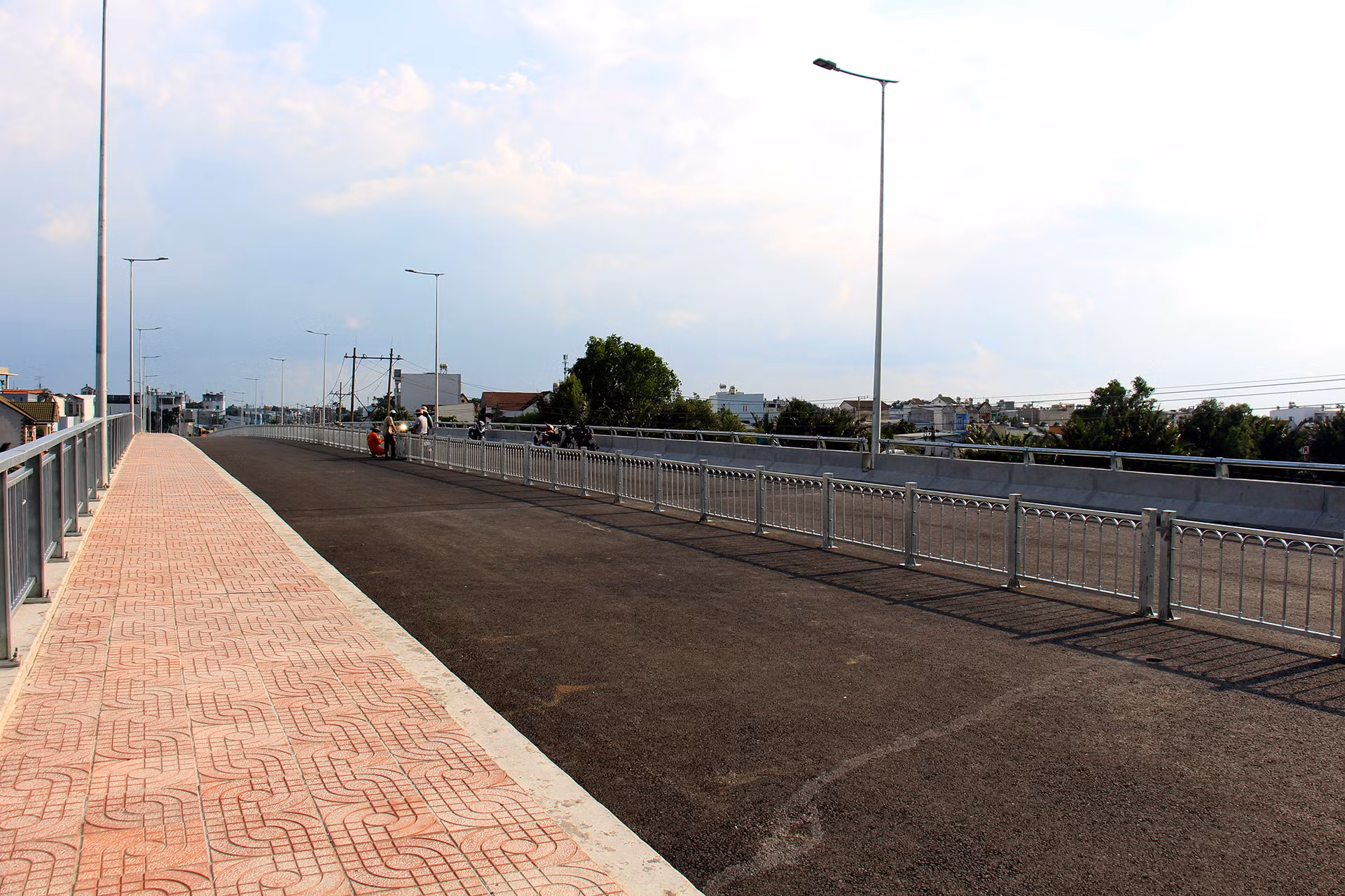 Do vướng giải phóng mặt bằng nên dự án tạm ngưng thi công 3 năm. Đến tháng 9/2022, Ủy ban nhân dân huyện Nhà Bè mới giao toàn bộ mặt bằng cho chủ đầu tư. Sau khi nhận mặt bằng, Ban Quản lý dự án đầu tư xây dựng các công trình giao thông Thành phồ Hồ Chí Minh đã gấp rút triển khai thi công.