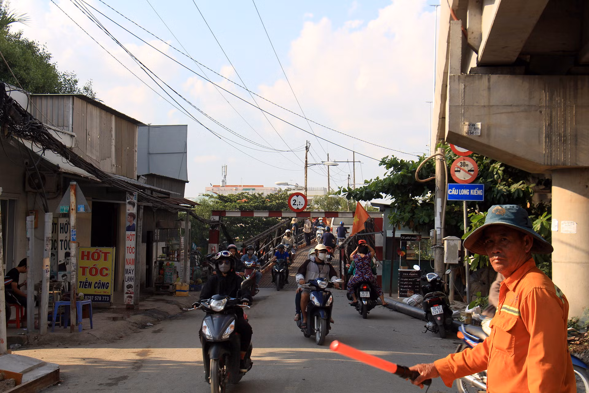 Trước đây, việc đi lại của người dân tại hai xã Nhơn Đức và Phước Kiển đều phải phụ thuộc vào cầu sắt Long Kiểng (cũ) được xây dựng từ năm 1976. Cây cầu chỉ rộng 3m và dài hơn 100m nên thường xuyên kẹt xe vào giờ cao điểm.