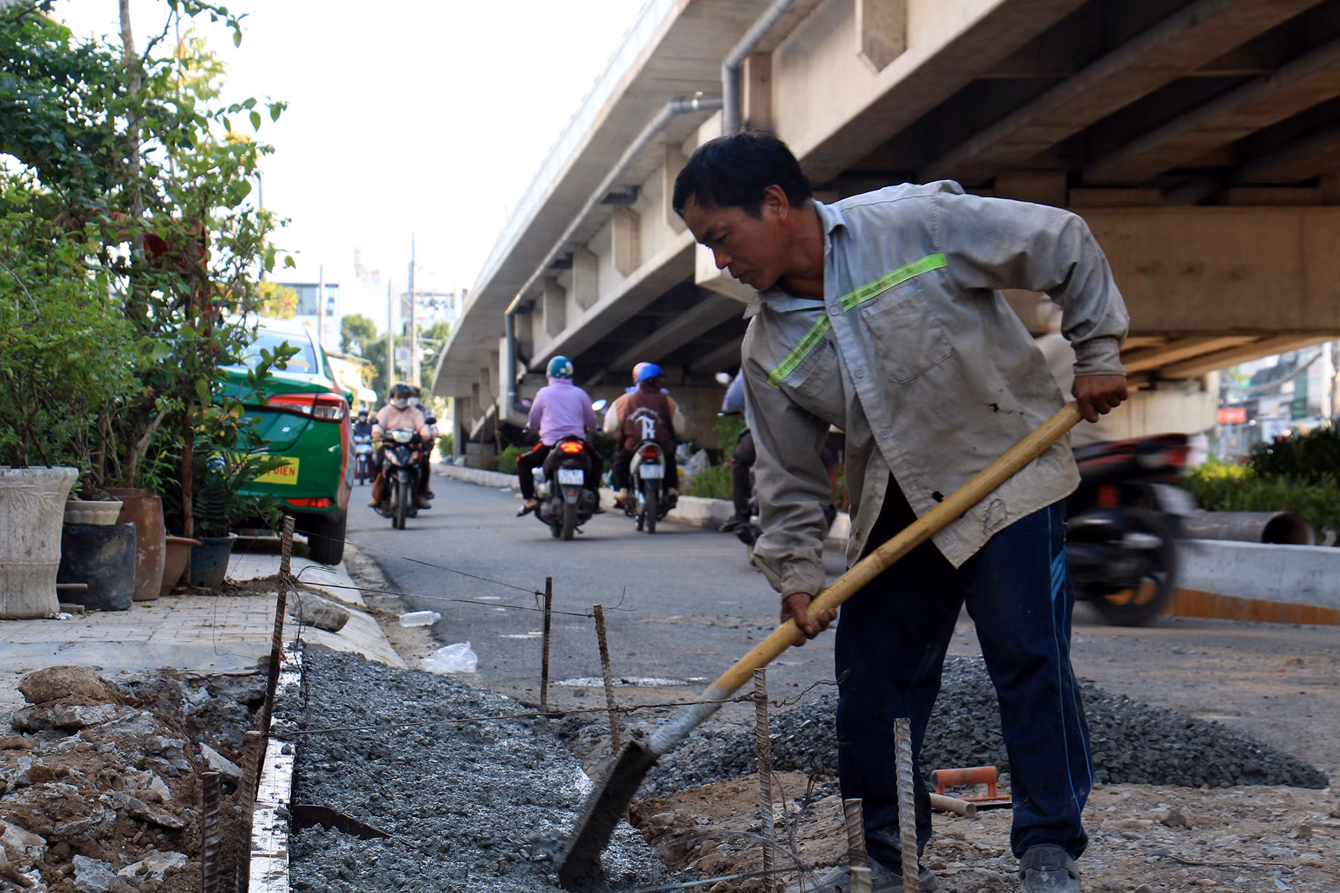 Ngày 24/8, có mặt tại công trường cầu Long Kiểng, phóng viên Báo Nhân Dân ghi nhận các nhà thầu đang đẩy nhanh thi công một số hạng mục phụ còn lại như: cây xanh, sơn kẻ vạch đường, lắp dải phân cách, hệ thống an toàn giao thông và đường dân sinh... với mục tiêu hoàn thành toàn bộ dự án để bàn giao cho chủ đầu tư vào ngày 31/8.